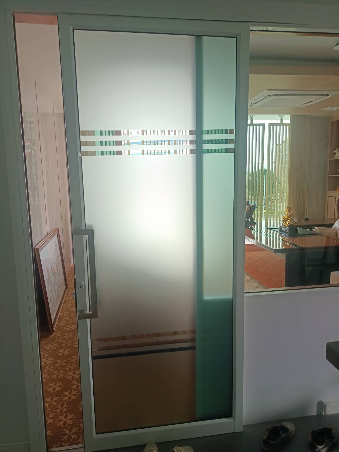 งานตัดสติกเกอร์ฝ้าติดกระจกสำนักงาน ติดสติกเกอร์ฝ้าออฟฟิศ งานพิมพ์สติกเกอร์ฝ้า