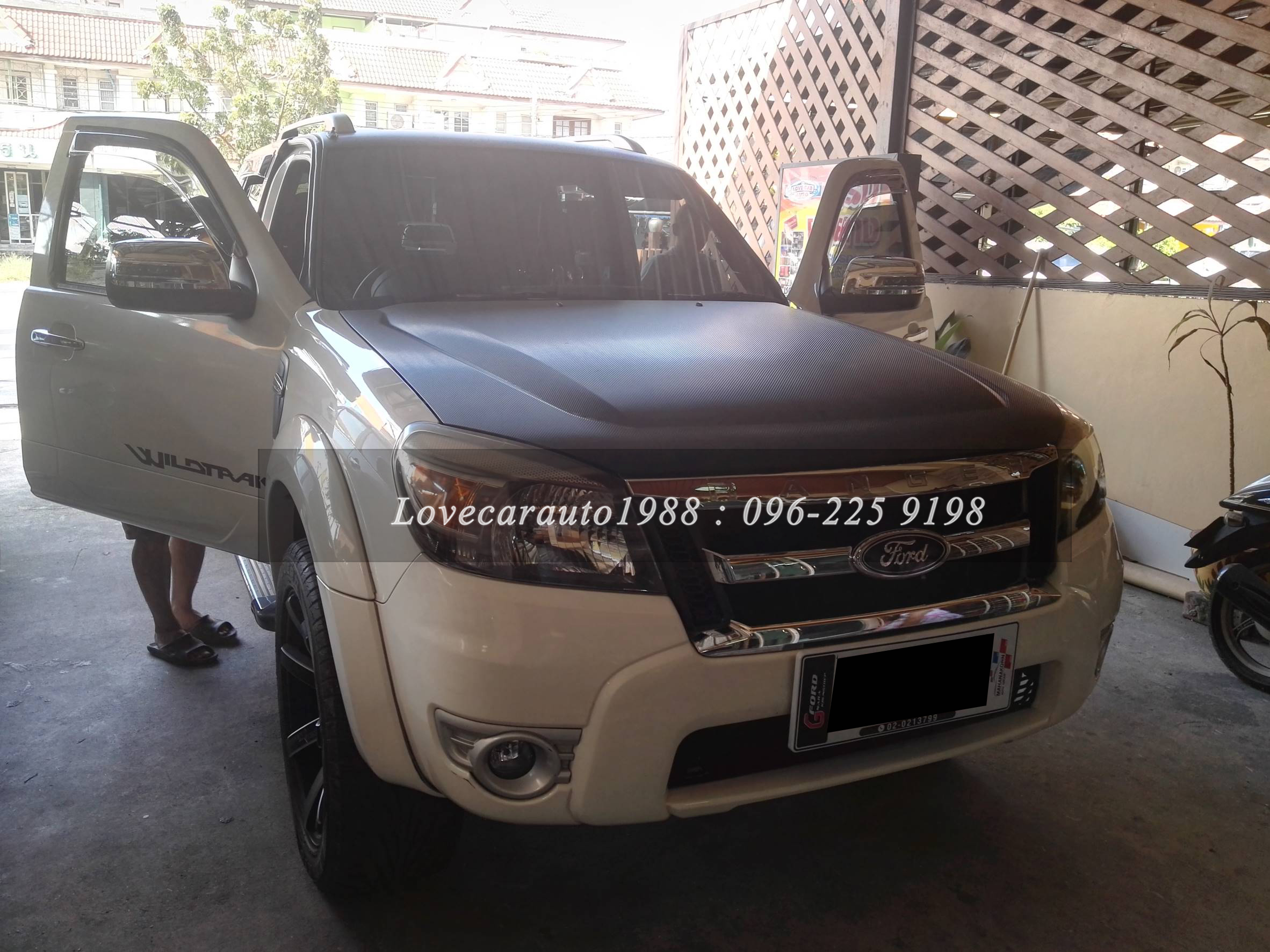 ยางปูพื้นรถยนต์ Ford Ranger 4D ลายกระดุมสีดำ