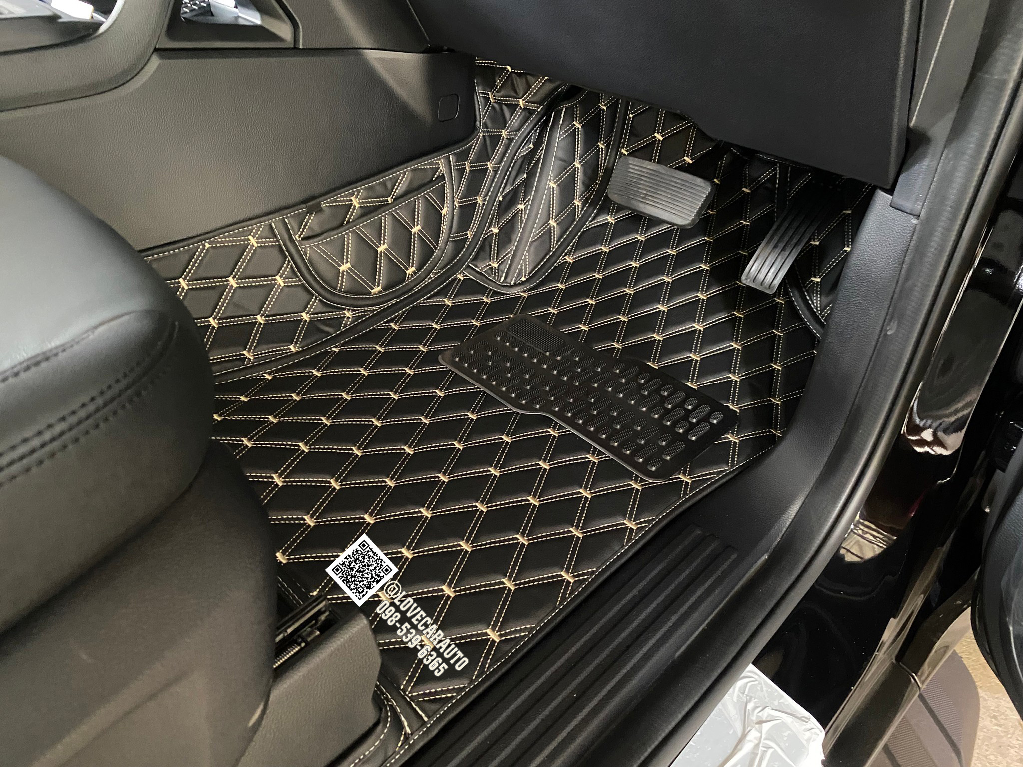 พรมปูพื้นรถยนต์ Ford Everest 2023 VVIP ด้ายคู่สีดำด้ายทอง