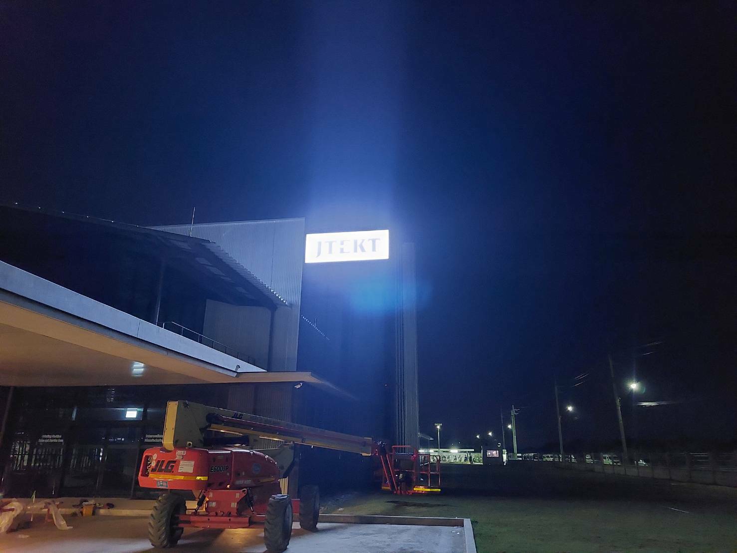 งานป้ายบริษัทJTEKT ป้ายกล่องไฟบริษัทติดหน้าตึกสูง5ชั้น งานป้ายJTEKT เจเทคโตะ