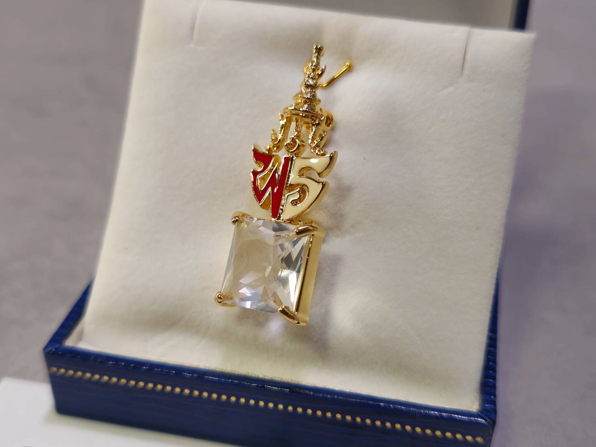 เข็มกลัด เข็มที่ระลึก เจ้าฟ้าเพชรรัตนฯ พร้อมกล่องเดิมๆ ไม่ผ่านใช้