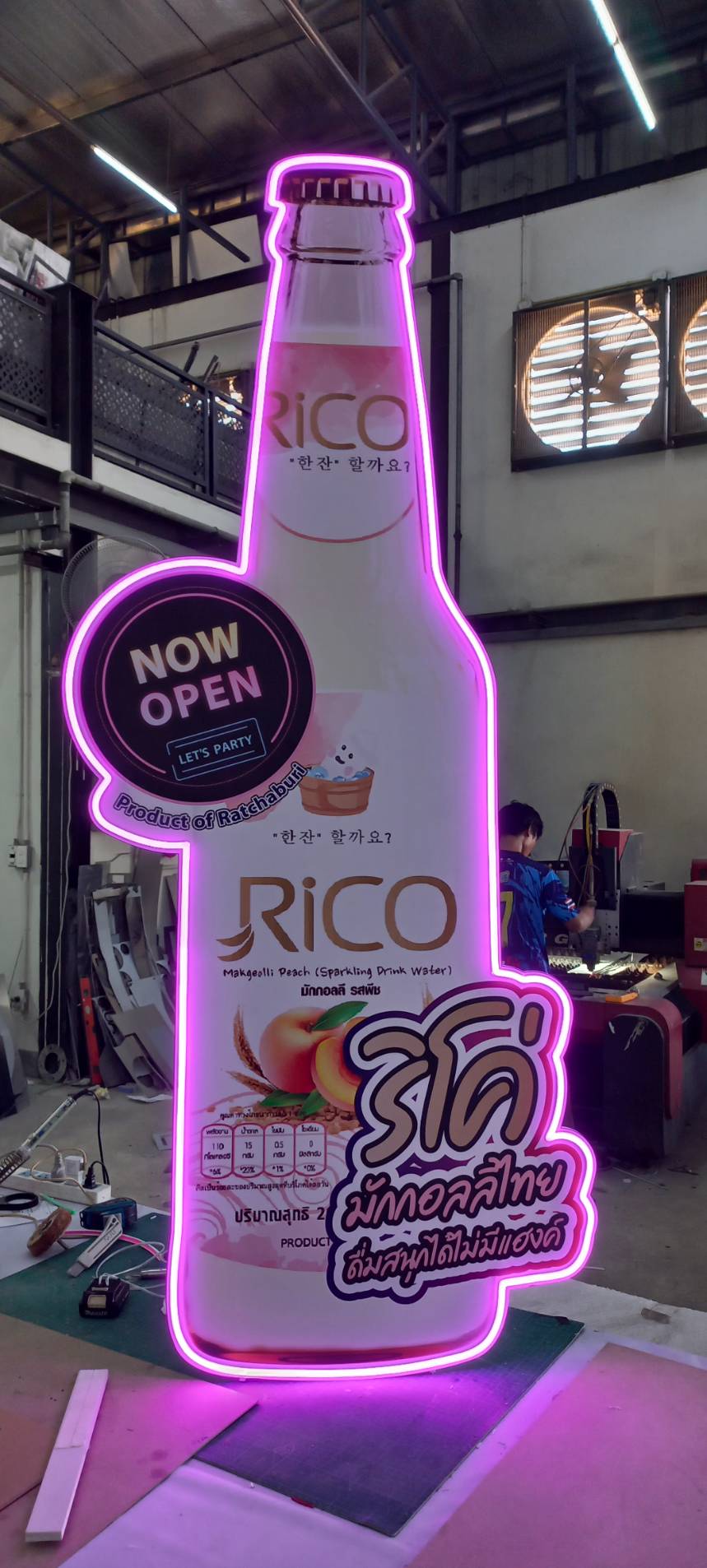 ป้ายไฟนีออนเฟล็กซ์รูปขวด “RICO มักกอลลีไทย”
