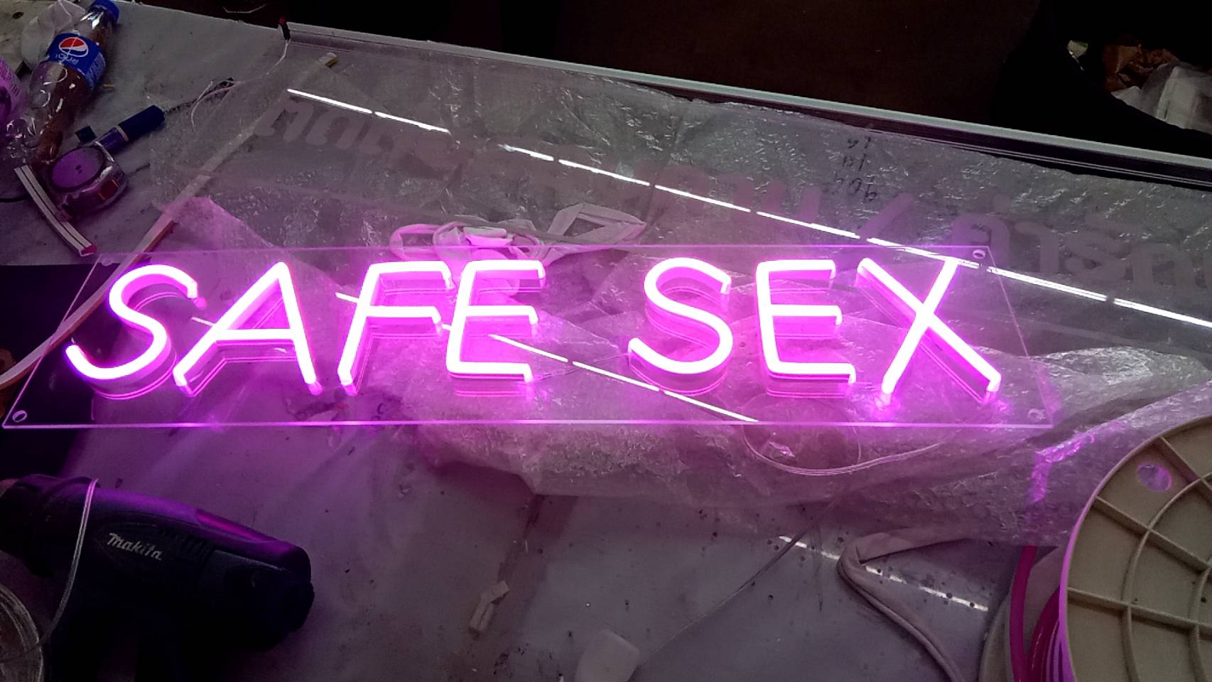 รับทำป้ายไฟนีออน ป้ายไฟนีออน ป้ายSAFE SEX