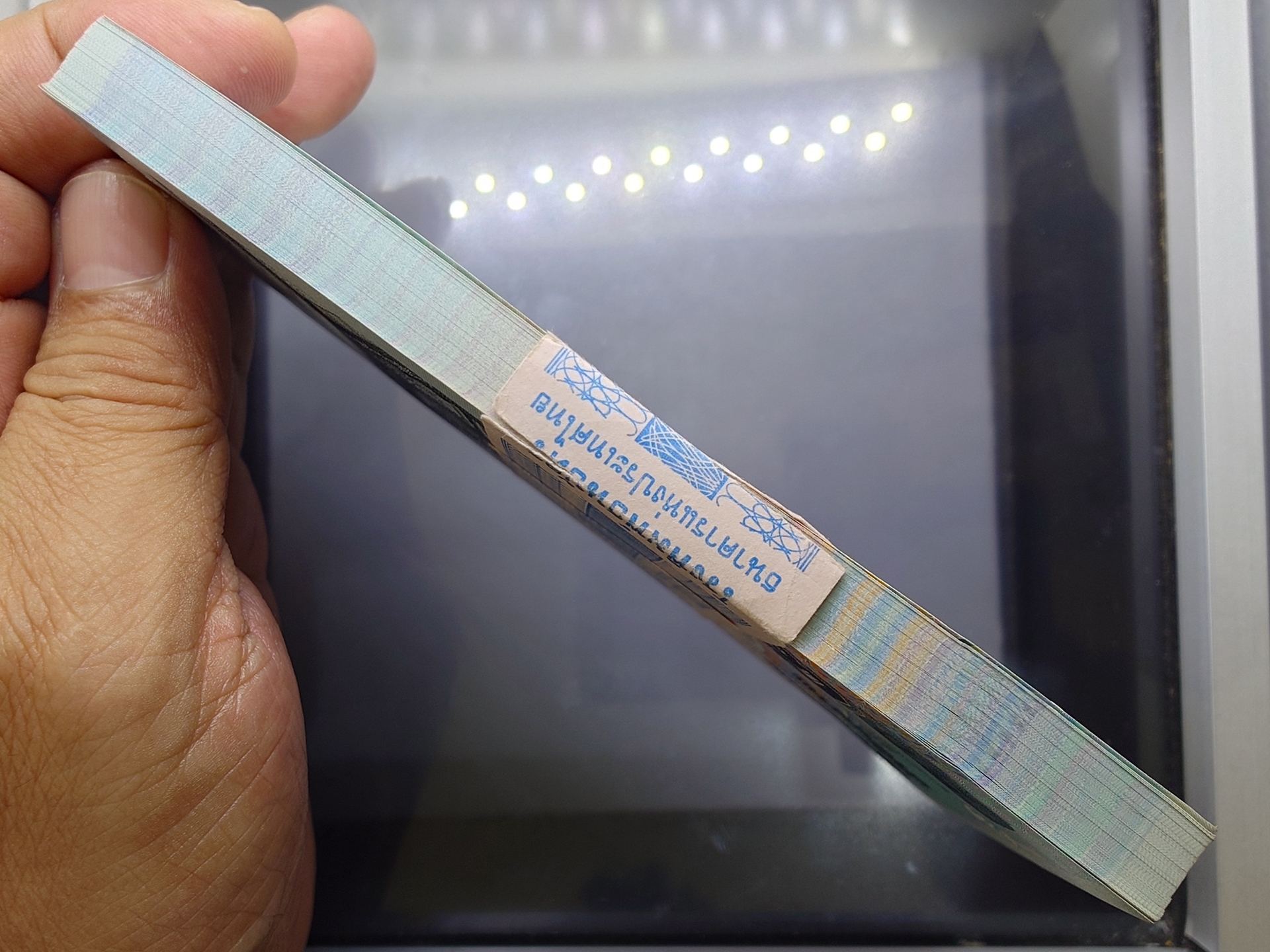 ธนบัตรยกแหนบ 100 ใบ "ไม่เรียงเลข" ธนบัตร 50 บาท แบบ15 รุ่น2 (ธนบัตรกระดาษ) พ.ศ.2547 ไม่ผ่านใช้