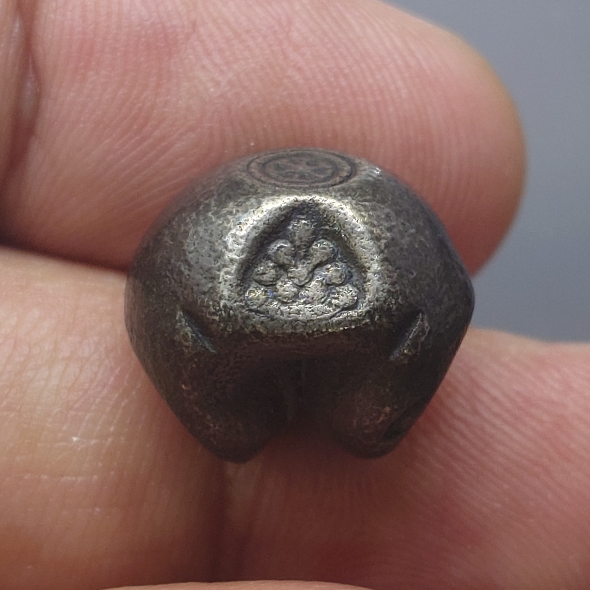 พดด้วง ขนาด 1 บาท ตราพระซ่อมดอกไม้-จักร สมัยอยุธยา พุทธศตวรรษที่ 19 - 24 ตรานิยม หายาก สภาพสวย