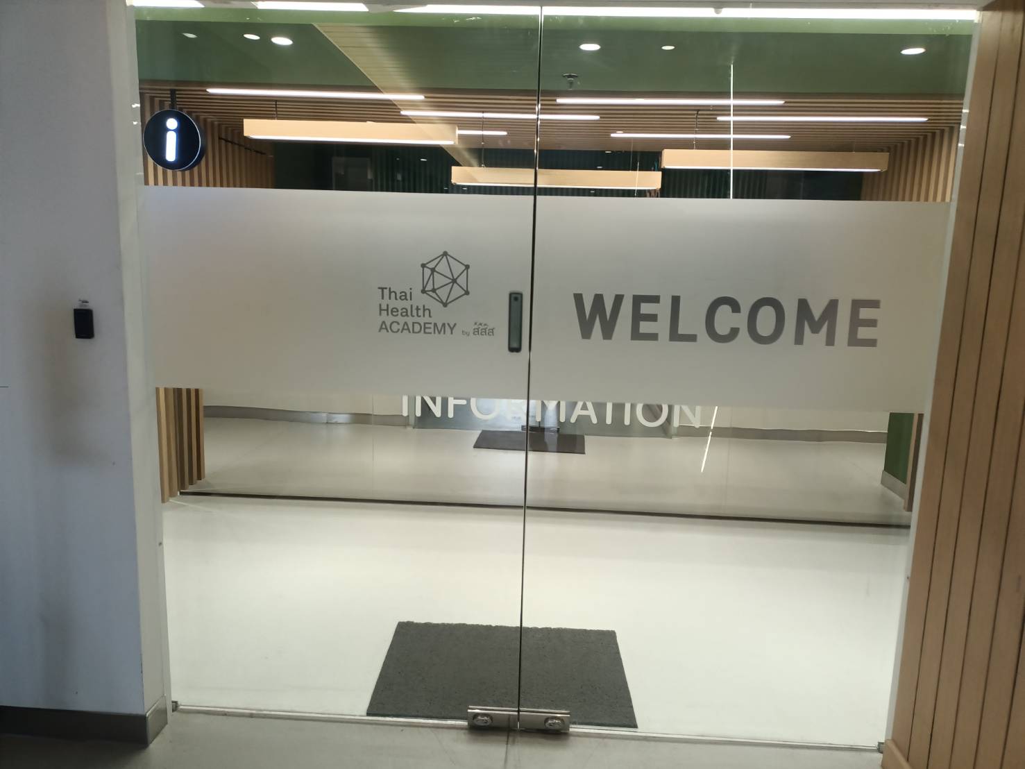 งานป้ายสติกเกอร์ฝ้าติดลงบนประตูเปิดปิด งานTHAI HEALTH ACADEMY by สสส