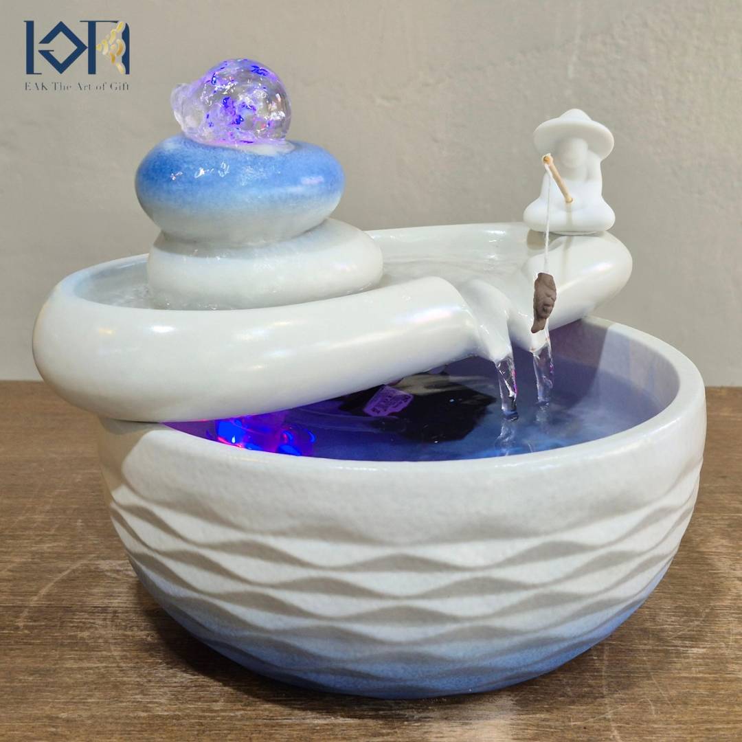 น้ำพุน้ำล้นตั้งโต๊ะ รุ่นคนตกปลาในบ่อเหมือนตกเงินตกทองสีขาวคราม น้ำล้นแต่งบ้านเสริมฮวงจุ้ย น้ำพุโมเดิร์น น้ำล้น