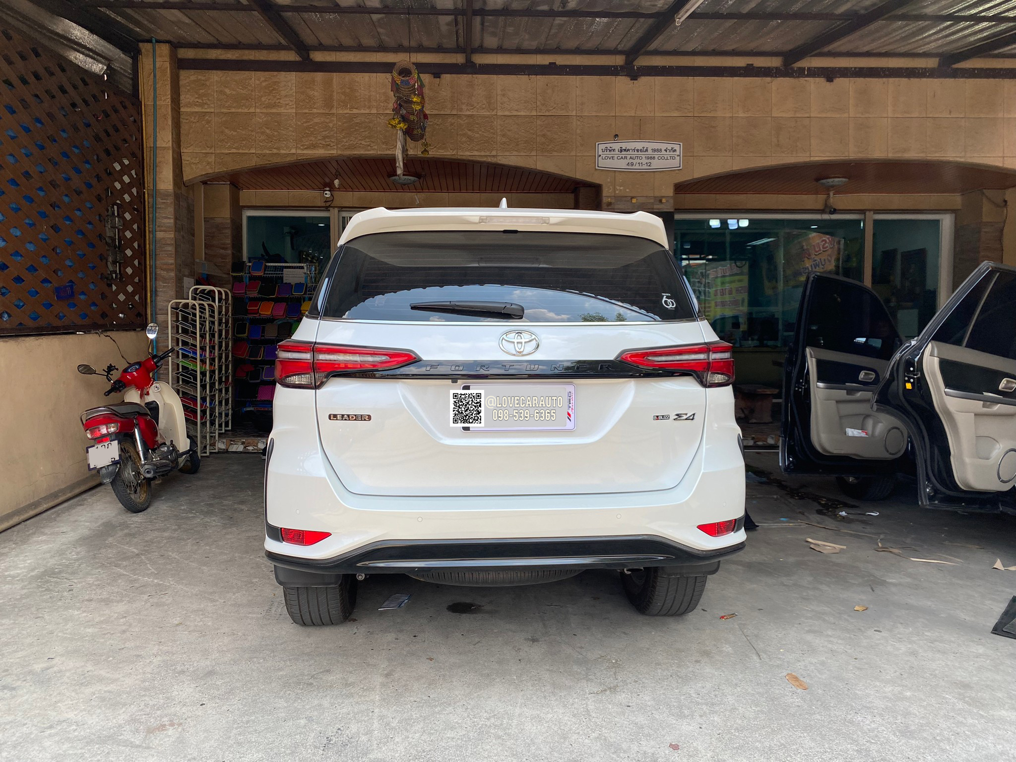 พรม7D VVIP ด้ายคู่ Toyota Fortuner Leder 2022 สีดำด้ายแดง +ไวนิลดำ