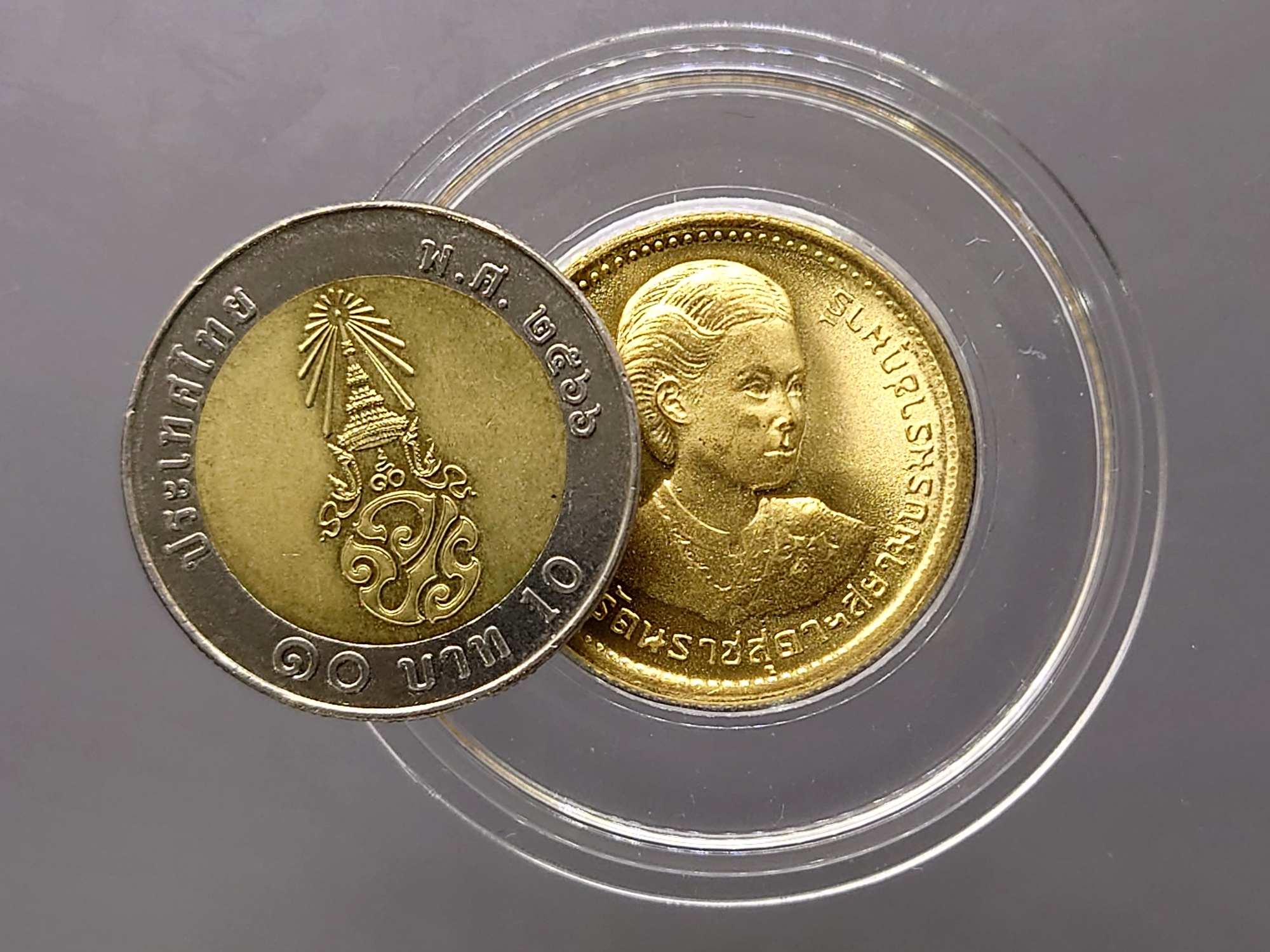 เหรียญทองคำ ชนิดราคา 2500 บาท (หนัก 15 กรัม) ที่ระลึกพระราชพิธีสถาปนาสมเด็จพระเทพรัตนราชสุดาฯ ปี2520