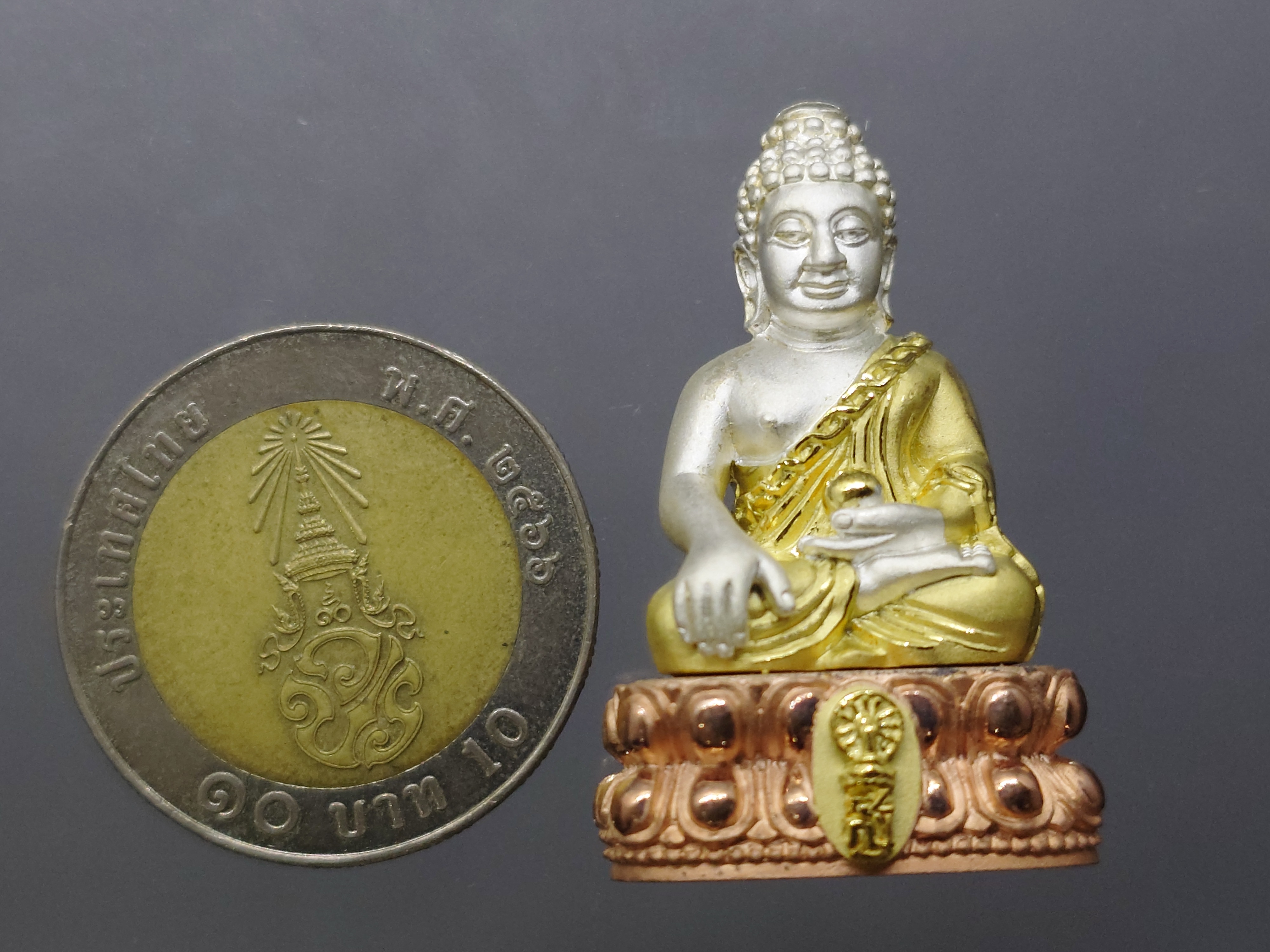 พระกริ่งสิริโภคา สธ. เนื้อเงินชุบสามกษัตริย์ รุ่นสร้างอุโบสถเฉลิมพระเกียรติ วัดบวรนิเวศวิหาร ปี2543 พร้อมกล่องเดิม