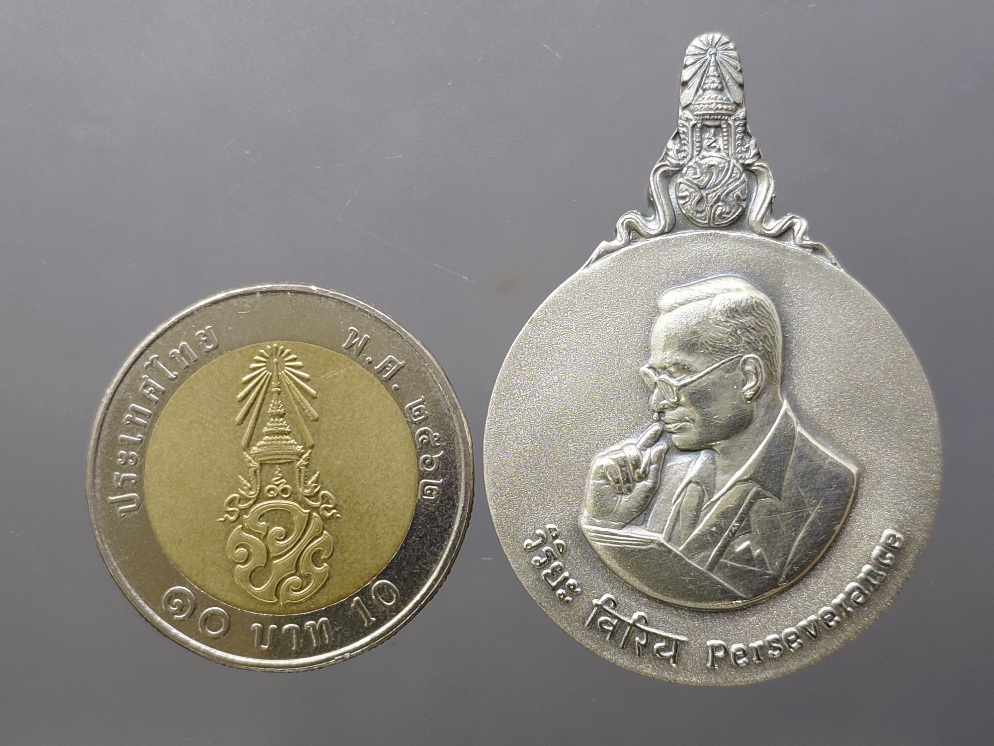 เหรียญพระมหาชนก เนื้อเงิน พิมพ์ใหญ่ บล็อก ป ขาด ปี2539 พร้อมหนังสือพระราชนิพนธ์ และกล่องเดิม อุปกรณ์ครบ