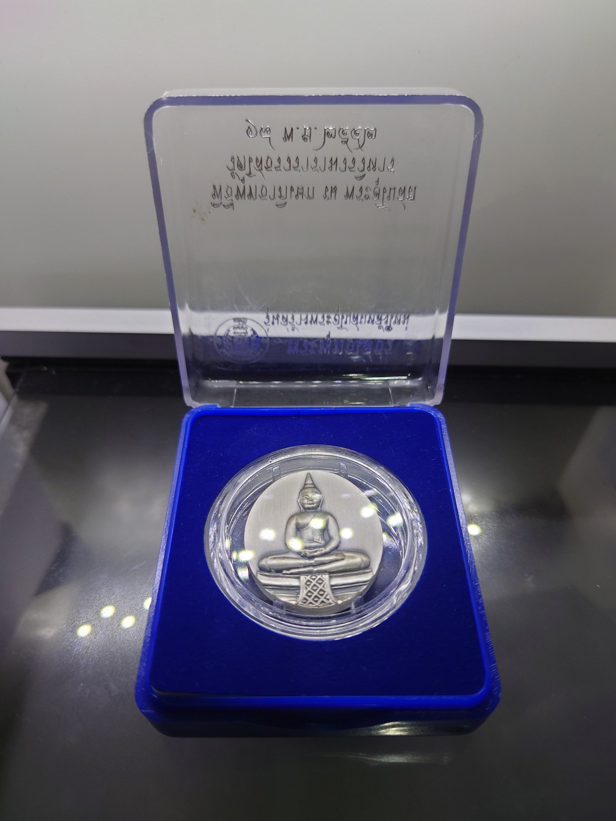 พระพุทธโสธร เนื้อเงินพ่นทราย หลังภาพโฮโรแกรม รุ่นสร้างพระอุโบสถหลังใหม่ วัดโสธรวรารามวรมหาวิหาร พ.ศ.2542 พร้อมกล่องเดิม
