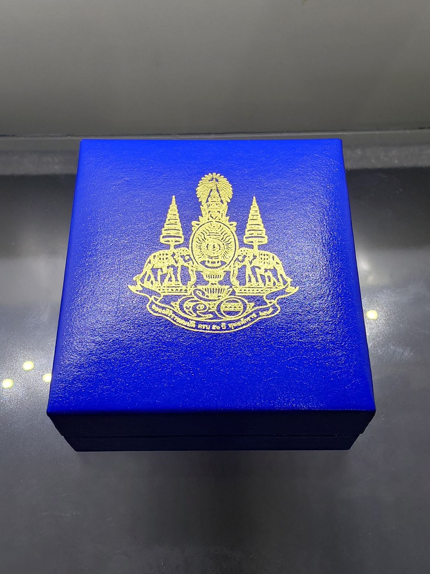 พระกริ่งยูไลฮุก กาญจนาภิเษก (กรรมการ) เนื้อนวะโลหะพิเศษผสมทองคำ โครงการพัฒนาบูรณะพระอุโบสถ วัดแก้วแจ่มฟ้า พ.ศ.2539 พร้อมกล่อง