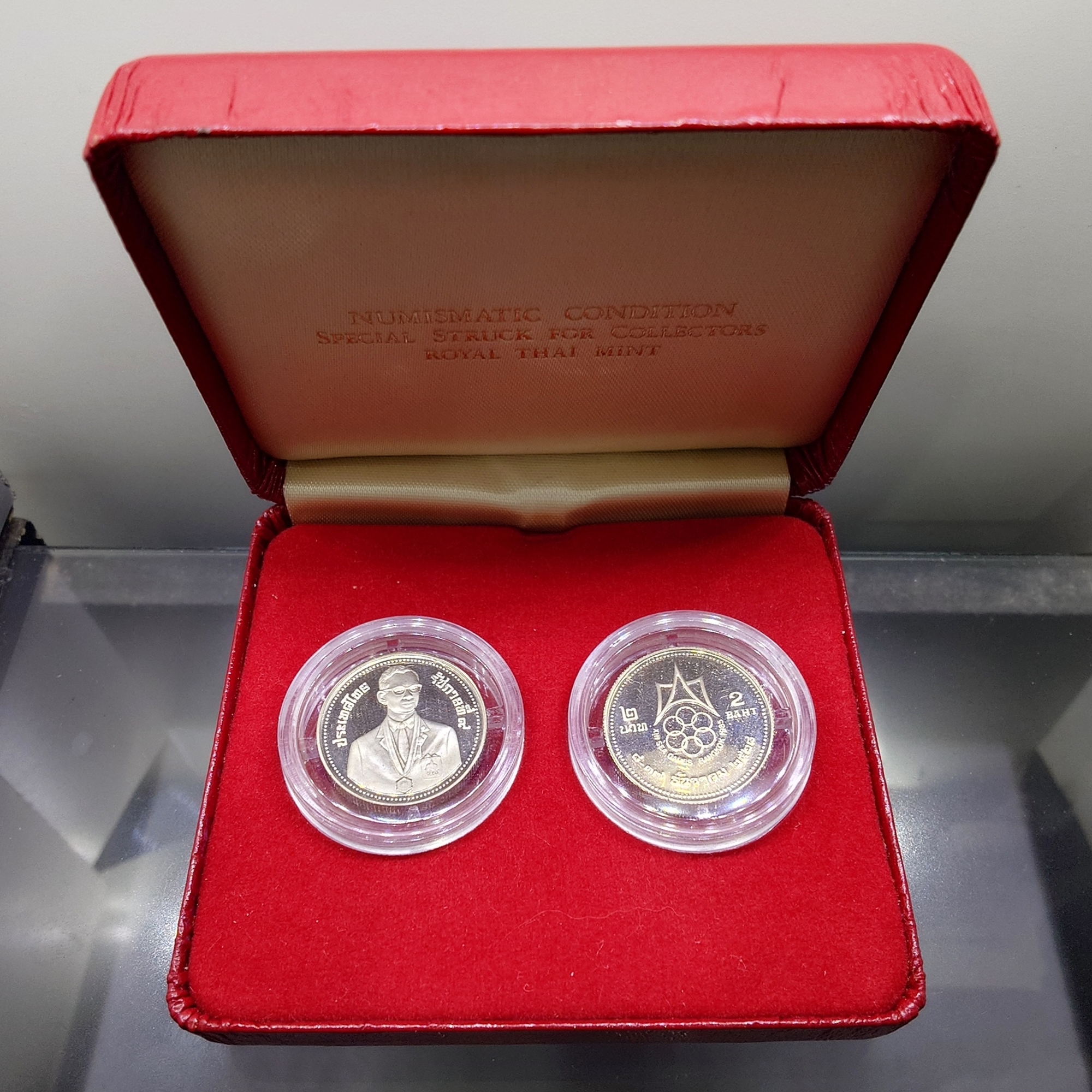 เหรียญ 2 บาท นิเกิลขัดเงา ที่ระลึก การแข่งขันกีฬาซีเกมส์ครั้งที่ 13 พ.ศ.2528 พร้อมกล่องเดิม ( ชุด 2 เหรียญ ) หายากมาก