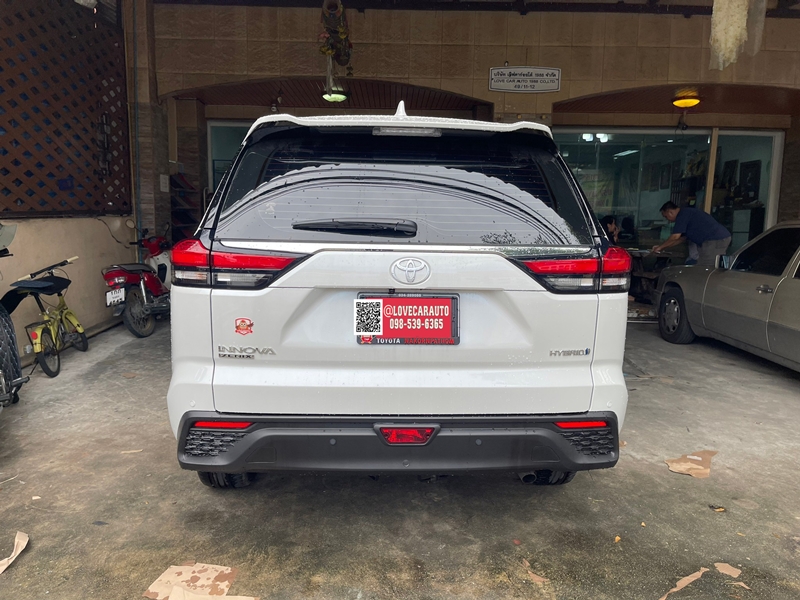 พรมปูพื้นรถยนต์ Toyota INNOVA Zenix 2024 น้ำเงินด้ายทอง