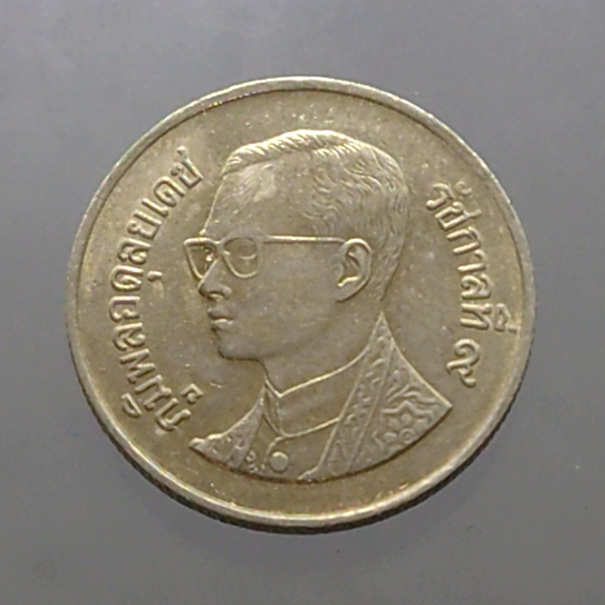 เหรียญ 1 บาท หมุนเวียน ปี พ.ศ.2529 ผ่านใช้งานน้อย "ช่อฟ้าสั้น" มีผิว ตัวติดลำดับ1