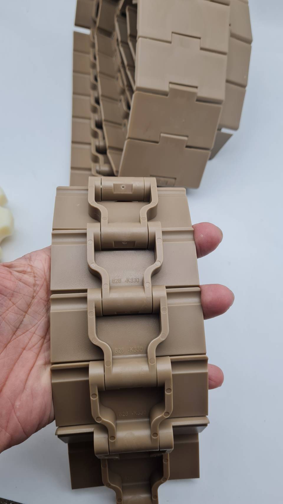 828-K330 สาพาน top chain ความกว้าง 82 มิลลิเมตรเป็นสายพานรุ่นข้อใหญ่ ใช้งานทนทานไม่แตกง่าย