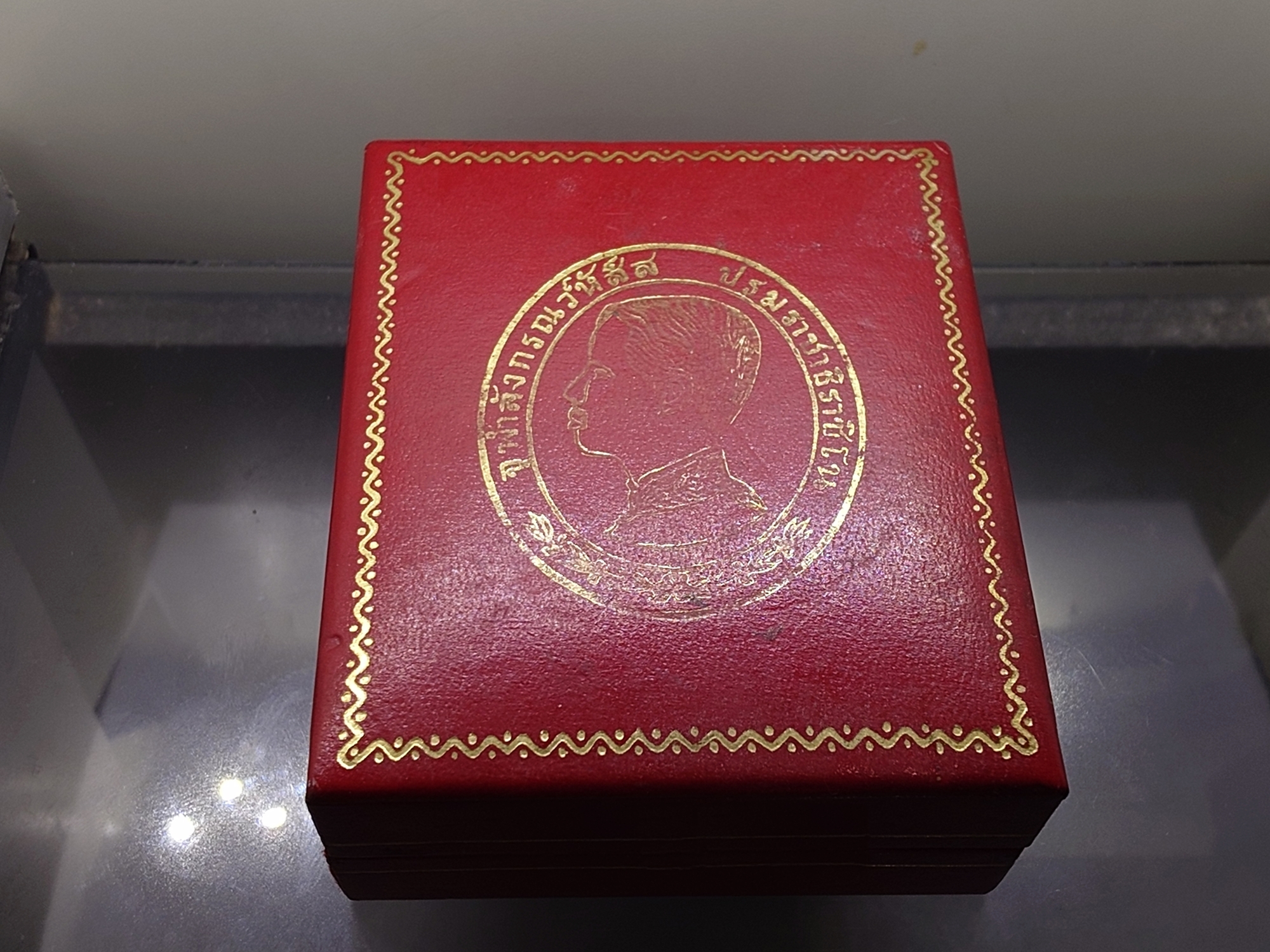 เหรียญเทิดพระเกียรติ รัชกาลที่5 ทรงยินดี รุ่นแรก เนื้อเงิน พิมพ์ใหญ่ หลวงพ่อเปิ่น วัดบางพระ พ.ศ.2535