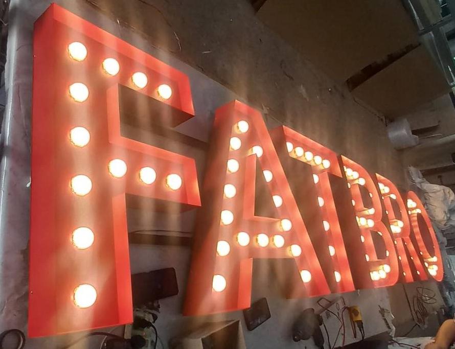 ป้ายไฟปิงปองตัวอักษรลอย “FATBRO” | ป้ายตัวอักษรเหล็กสีแดงฝังหลอดไฟหัวกระสุน สะดุดตา เท่ ชัดเจน