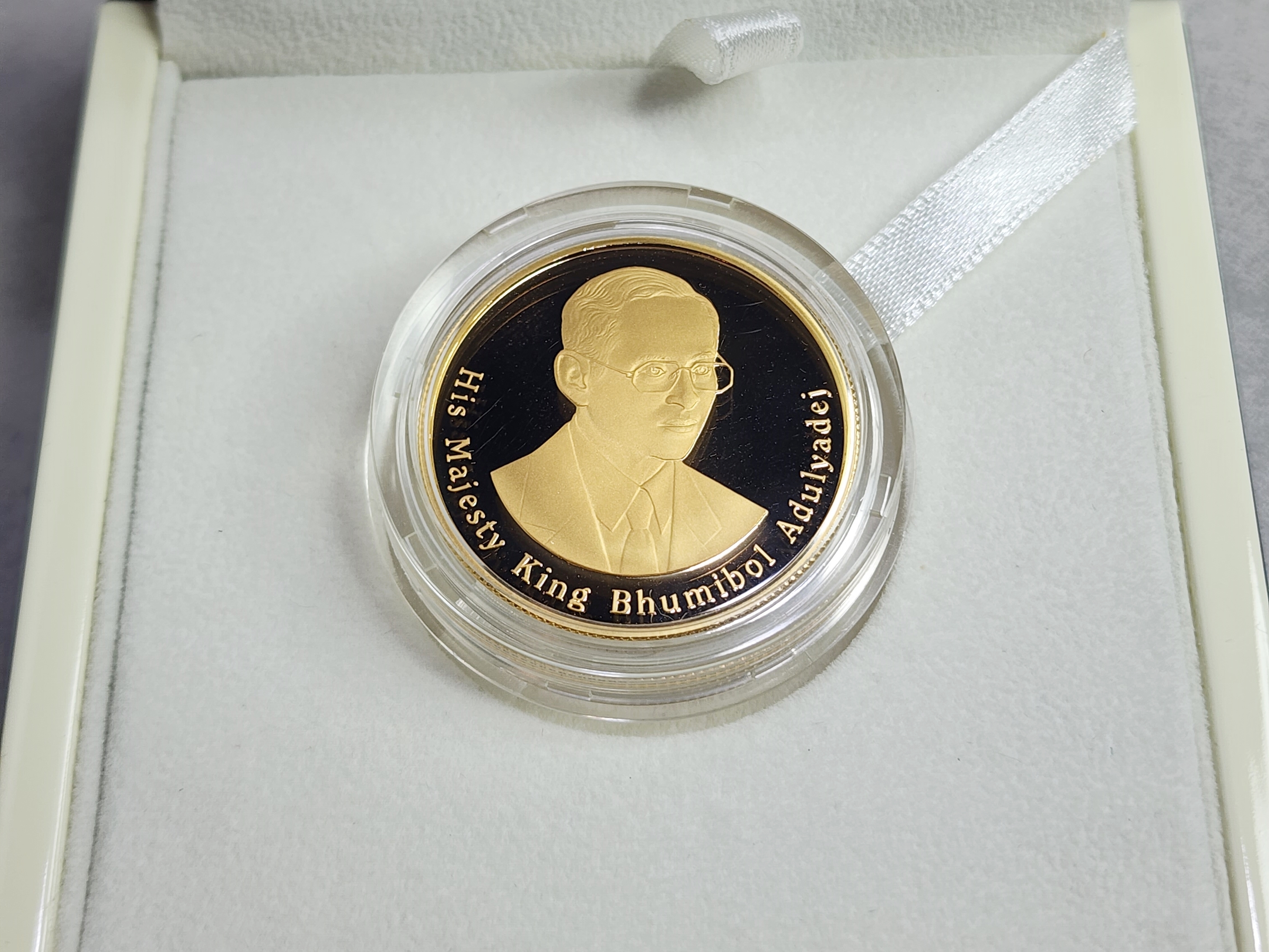 เหรียญทองคำขัดเงา ครบชุด 3 เหรียญ ที่ระลึกช้างไทย (ช้างแม่ลูก) พร้อมกล่องเดิมๆ สร้างน้อย หายาก พ.ศ.2559