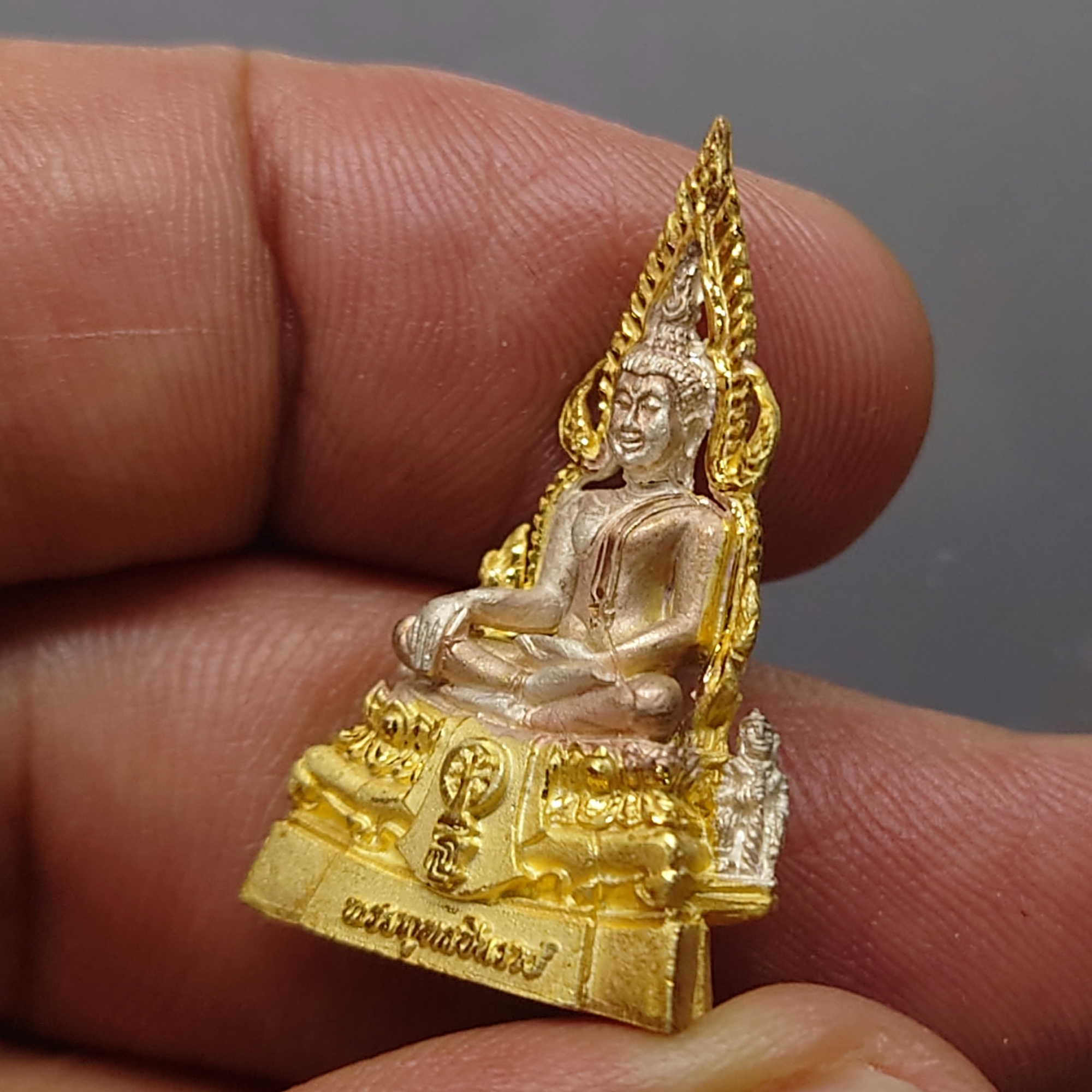 พระพุทธชินราช เนื้อเงินสามกษัตริย์ 99.99% รุ่นเฉลิมพระเกียรติ มูลนิธิสิรินธรราชวิทยาลัย สร้าง พุทธาภิเษก ณ มหาวิหารพระพุทธชินราช จ.พิษณุโลก ปี2539 พร้อมกล่องเดิม การ์ดรับรอง