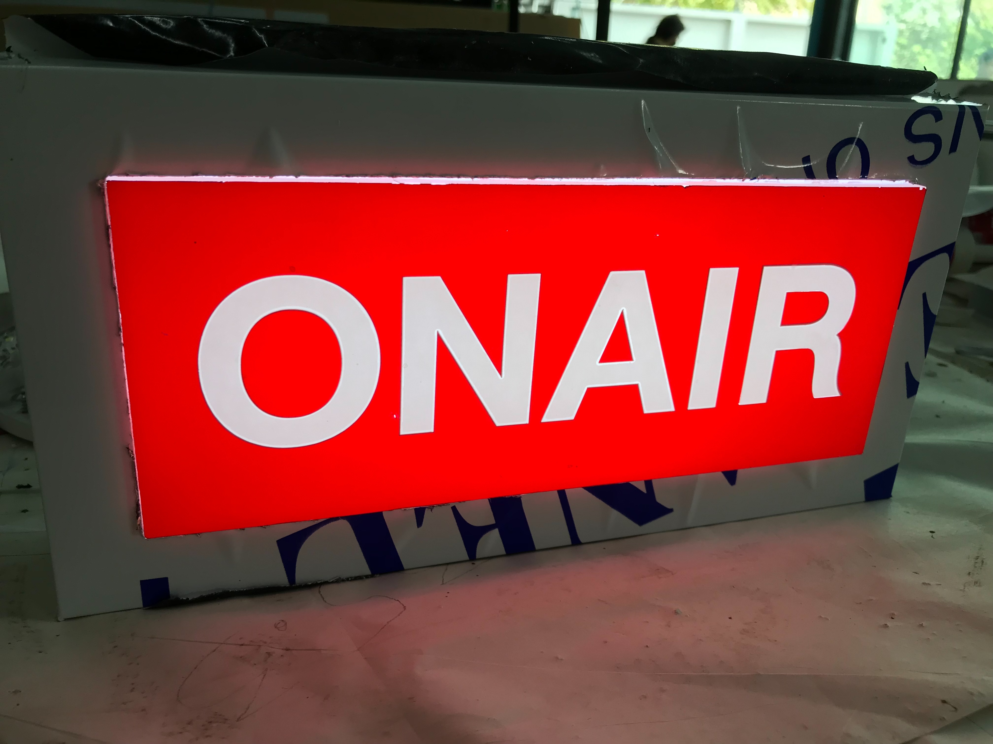 ป้ายไฟONAIR ป้ายตู้ไฟ ป้ายกล่องไฟ ด้านหลังเป็นคอมโพสิตพับกล่อง ด้านหน้าเจาะสอดอะคริลิคติดสติกเกอร์โปร่งแสง ด้านในใส่ไฟแอลอีดี
