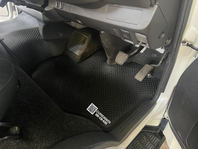 พรมปูพื้นรถยนต์ Toyota Ventury ดัดแปลง กระดุมดเล็กดำ