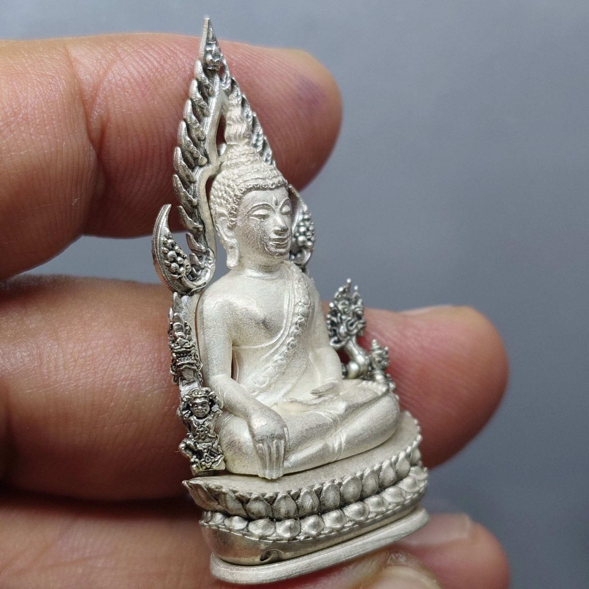 พระพุทธชินราช พิมพ์แต่งฉลุลอยองค์ เนื้อเงิน ลงยาดำ รุ่นจอมราชันย์ วัดพระศรีรัตนมหาธาตุ พิษณุโลก ปี2555 ตลับเดิม สภาพสวยๆ