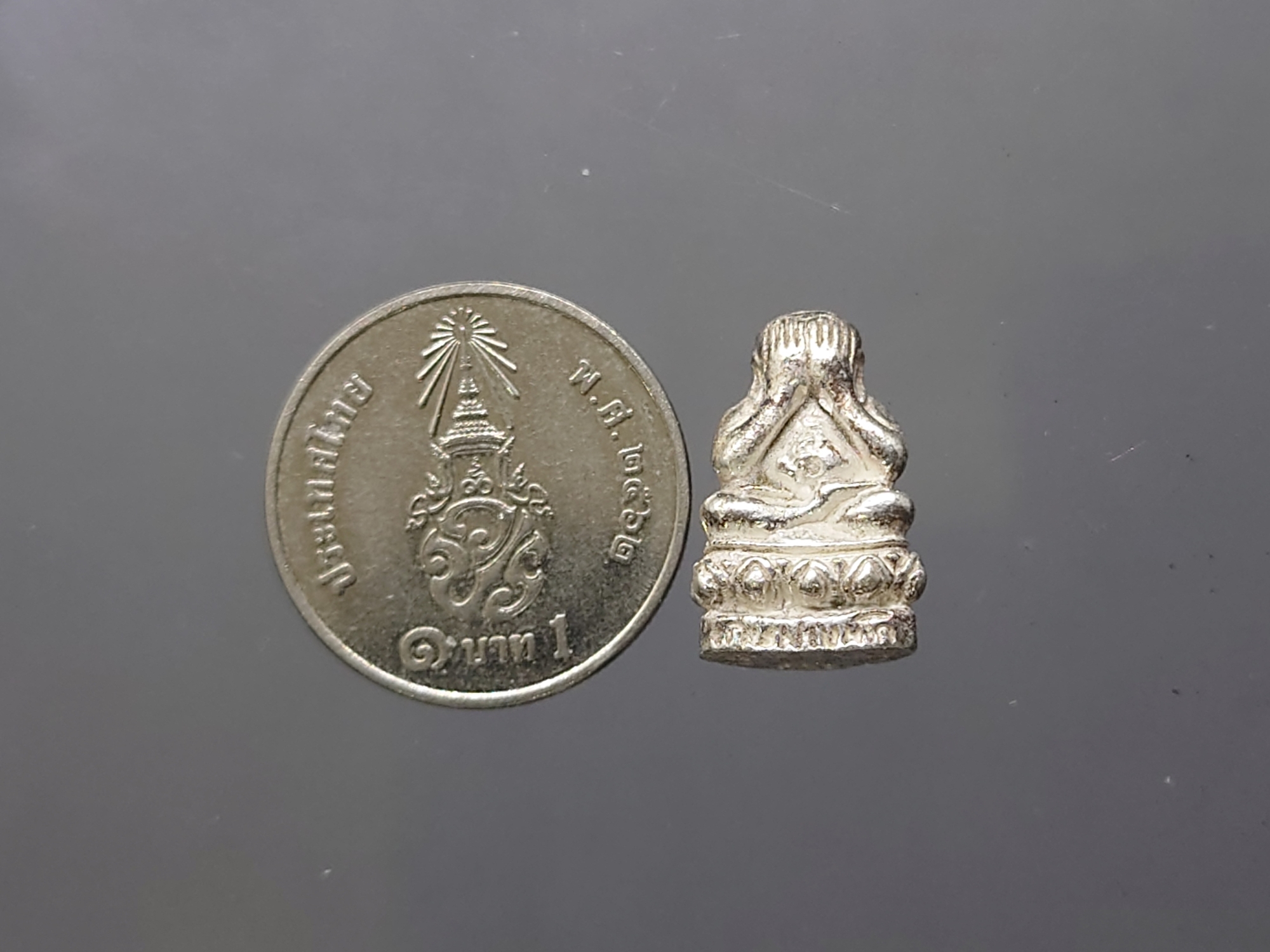 พระปิดตาสารพัดดี แช่น้ำมนต์ รุ่นพุทธคุณ เนื้อเงิน หลวงพ่อเกษม เขมโก สำนักสุสานไตรลักษณ์ ลำปาง ปี2538 พร้อมตลับเดิม