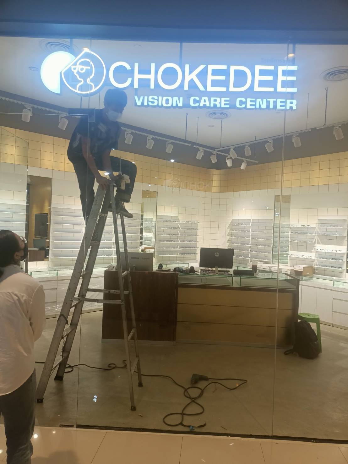 ป้ายหน้าร้าน ป้ายบริษัท ป้ายไฟแอลอีดีออกไฟตัวหนังสือไฟออกหน้า งานCHOKEDEE VISION CARE CENTER