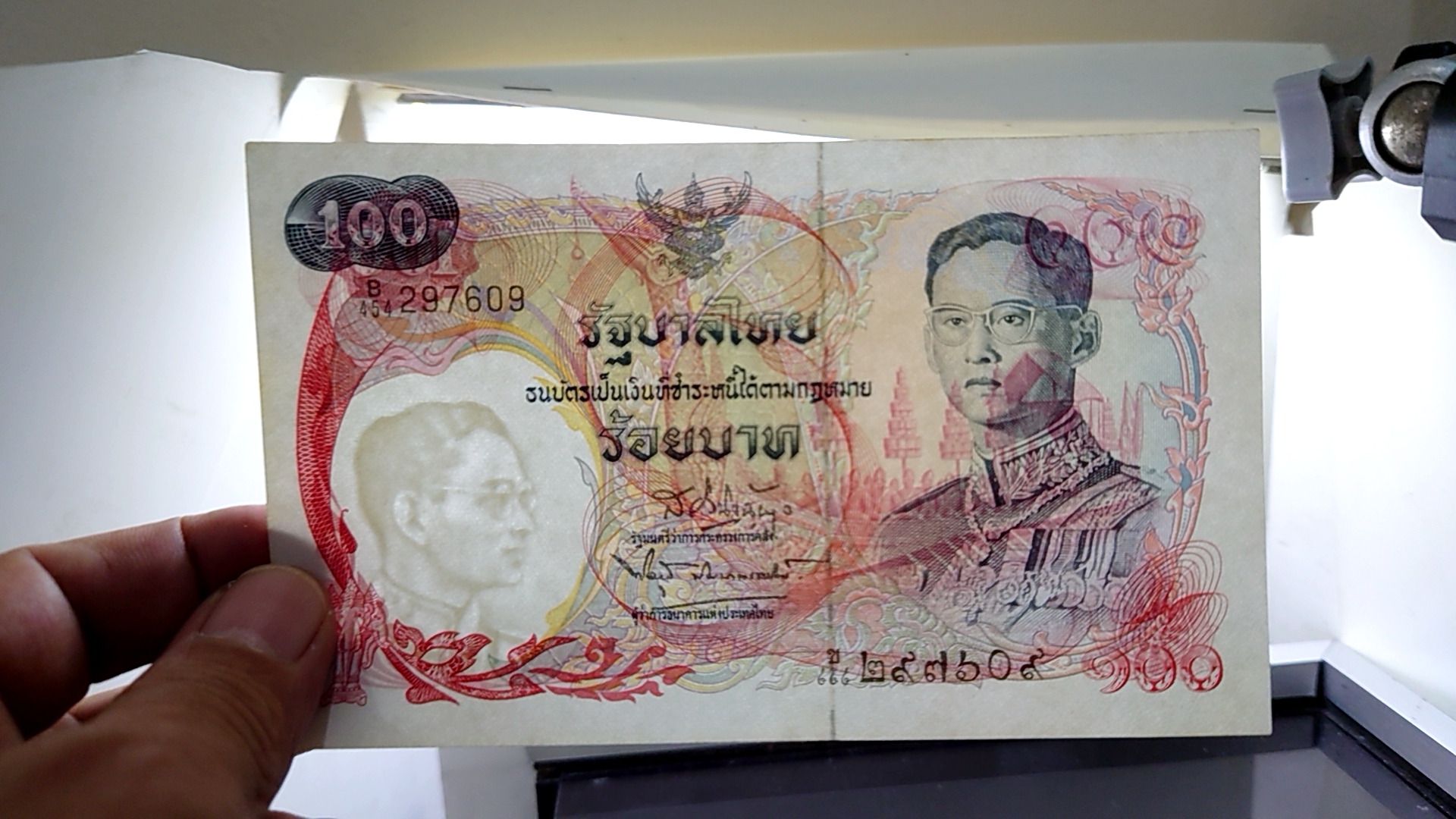 ธนบัตร 100 แบบ 10 หลังเรือหงษ์ ผ่านใช้ สภาพสวย