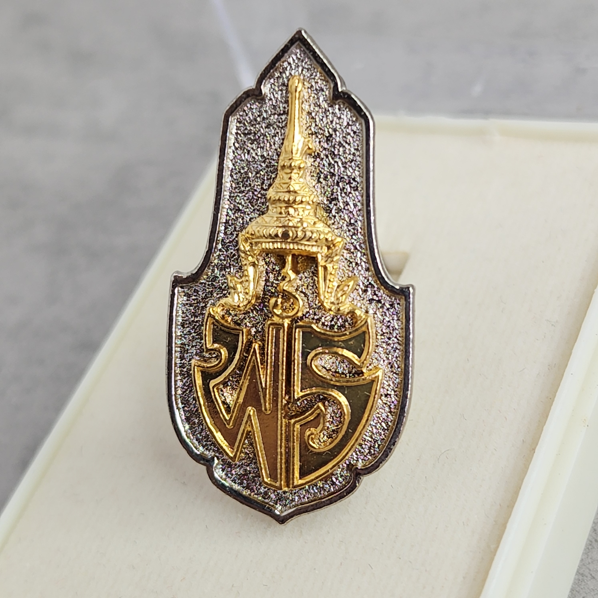 เข็มกลัด เข็มที่ระลึก เจ้าฟ้าเพชรรัตน์ฯ ครบ 80 พรรษา พ.ศ. 2548 พร้อมกล่องเดิมๆ