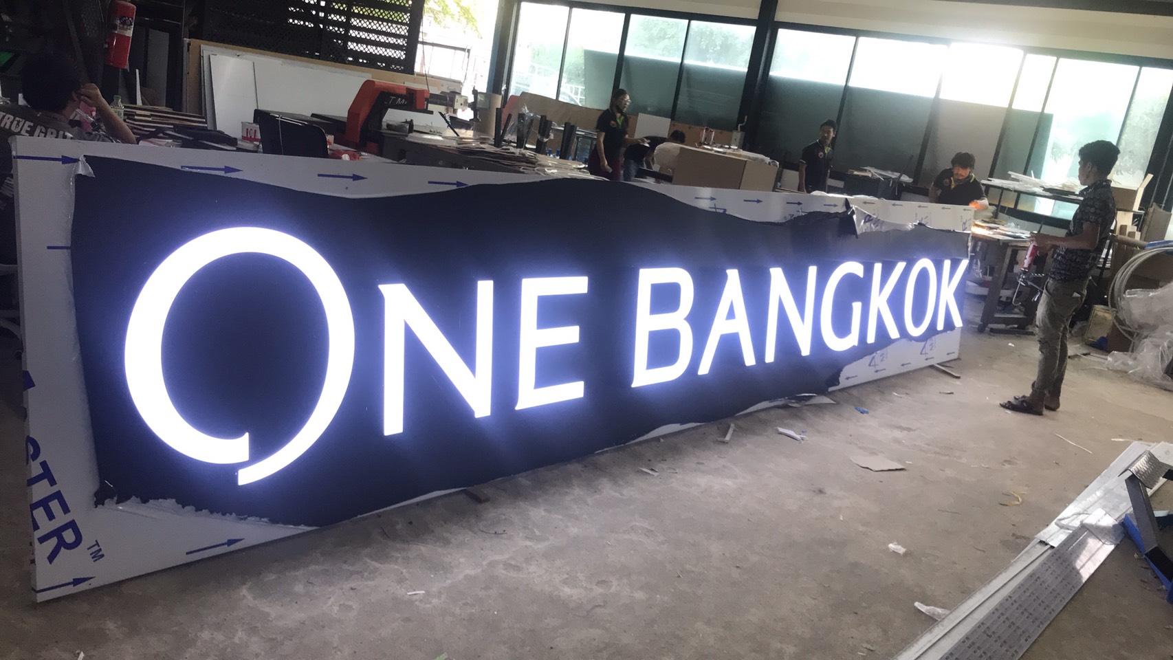 งานป้ายไฟตัวอักษรอลูมิเนียมไฟออกหน้าแอลอีดี พื้นเป็นคอมโพสิตพับกล่อง งานONE BANGKOK