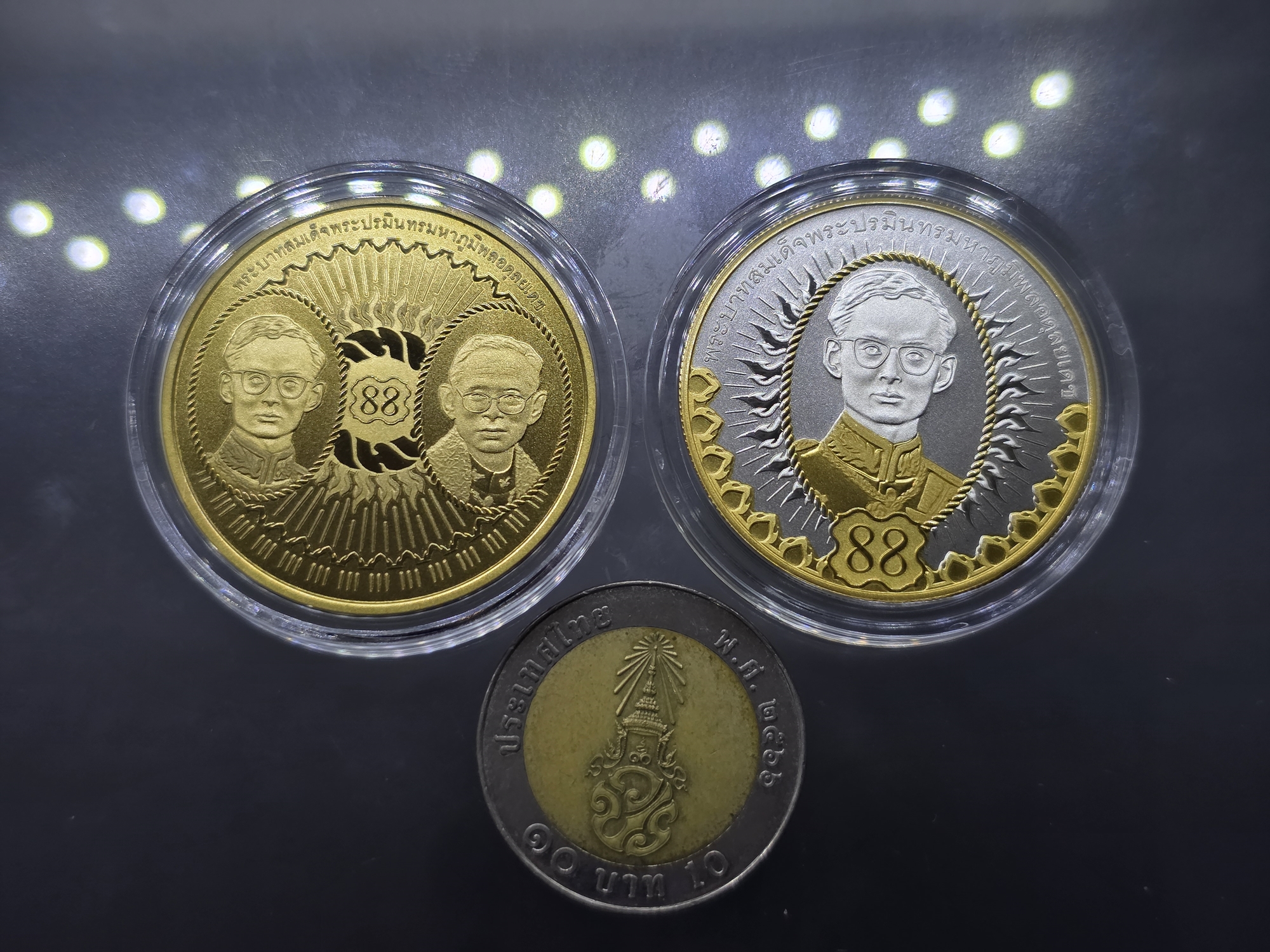 ชุดเหรียญที่ระลึกเฉลิมพระเกียรติ ในหลวง รัชกาลที่9 ครบ 88 พรรษา พร้อมกล่องและใบเซอร์ (ไม่มีเหรียญทองคำ)