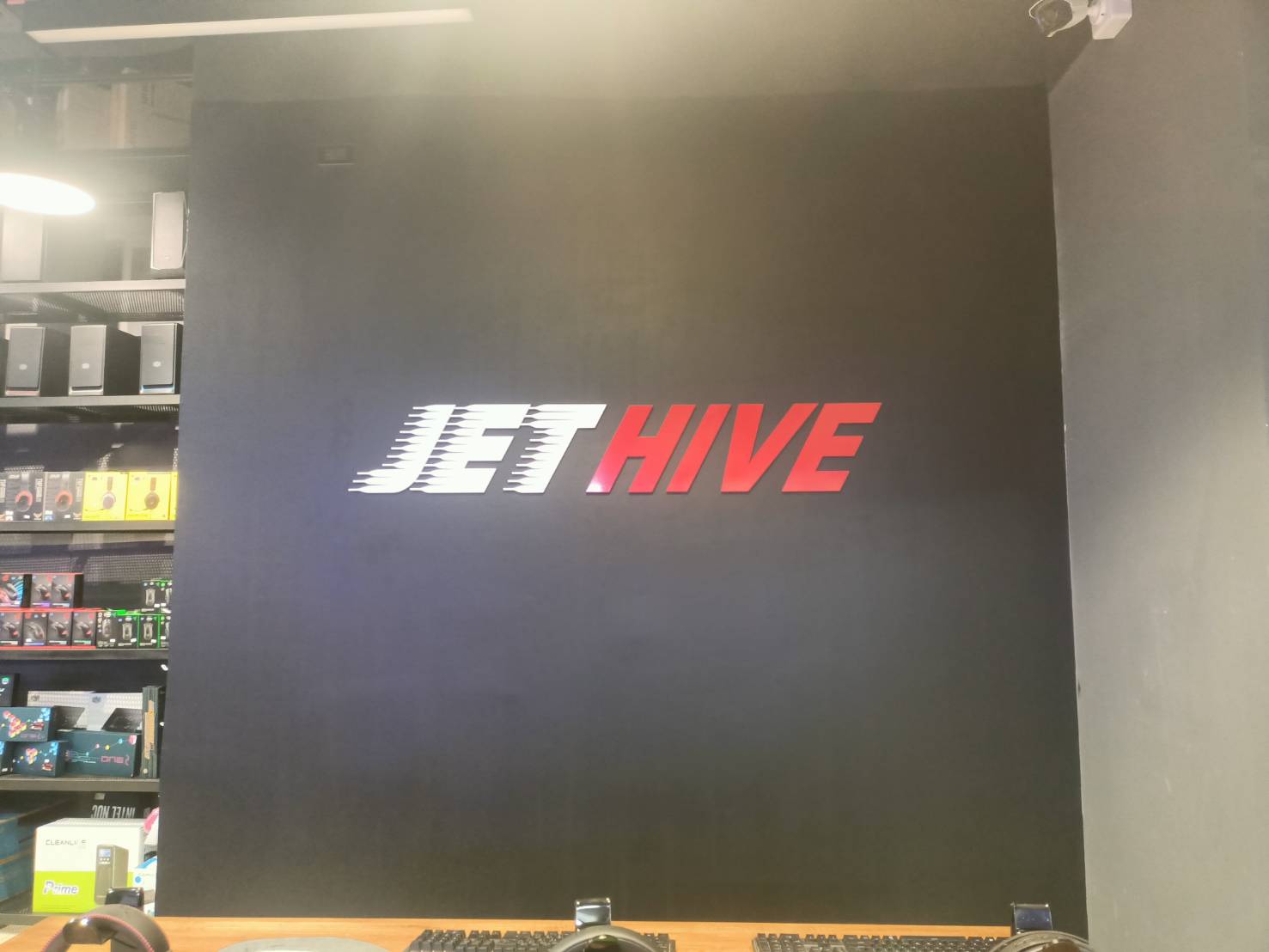 งานป้ายตัวอักษรอะคริลิคแบนด์ชื่อร้านลูกค้า งานJET HIVE