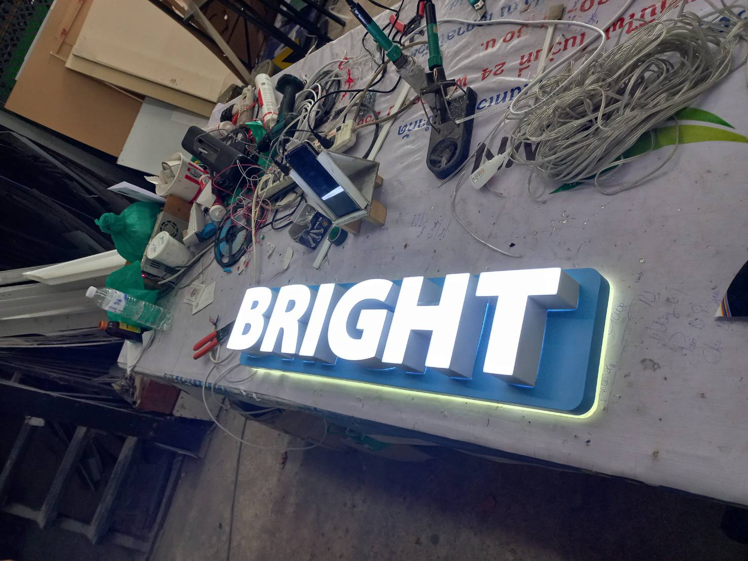 ป้ายตัวหนังสือไฟออกหน้า งานBRIGHT