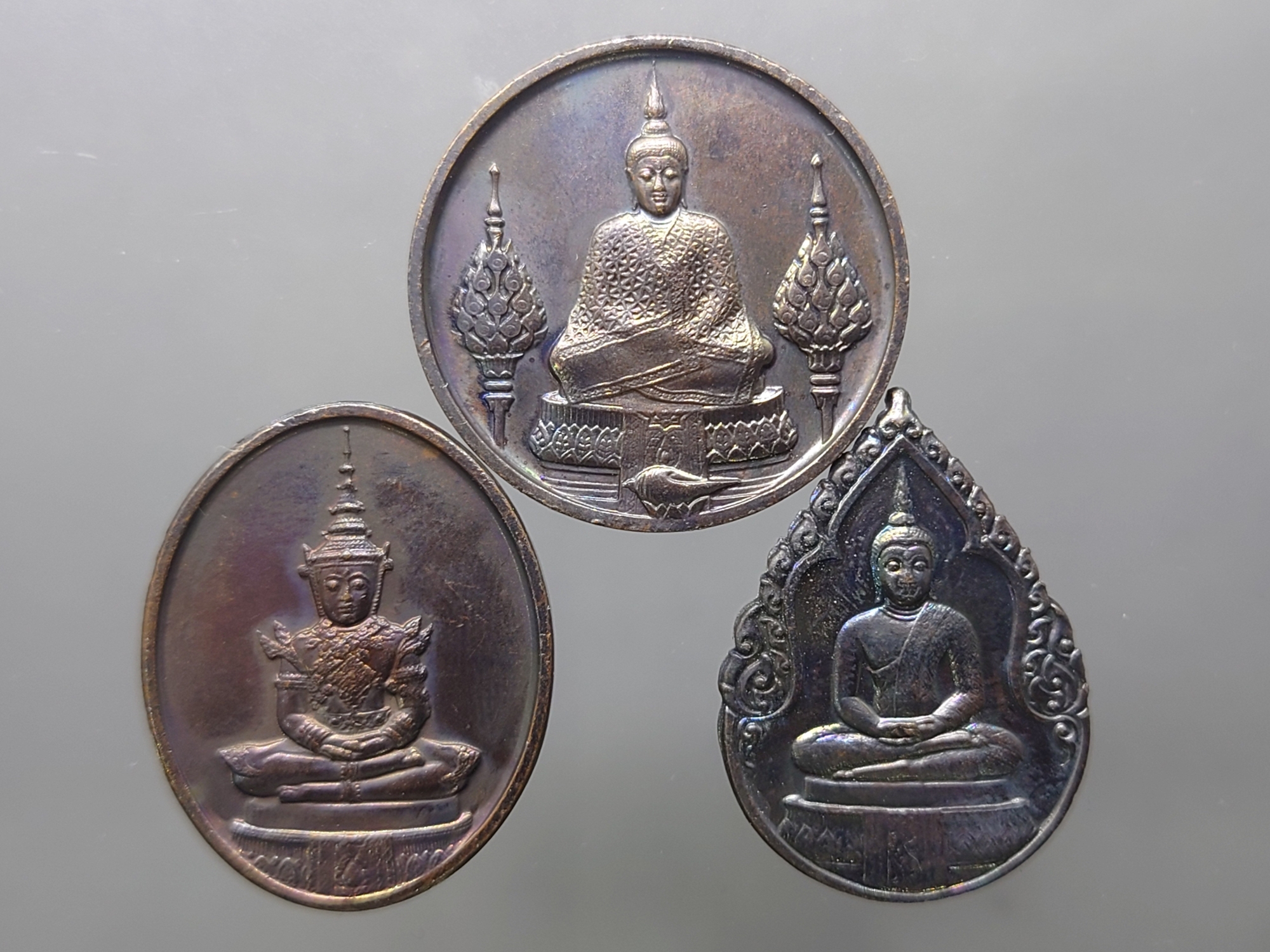 เหรียญพระแก้วมรกต ภปร รุ่นแรก ชุด 3 ฤดู เนื้อทองแดงรมดำ ฉลองกรุงรัตนโกสินทร์ 200 ปี พ.ศ.2525