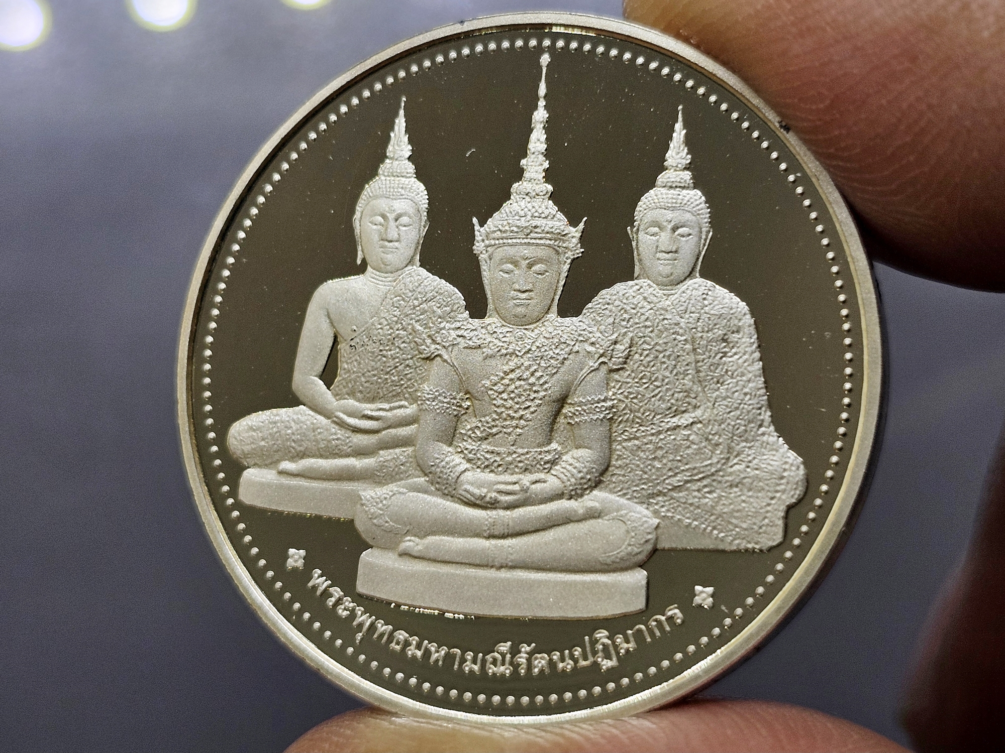 เหรียญพระแก้วมรกต ทรงเครื่อง 3 ฤดู พระจอมเกล้าพระนครเหนือ ปี 2538 เนื้อเงินขัดเงา ขนาด 3.2 ซ.ม. พร้อมกล่องเดิม
