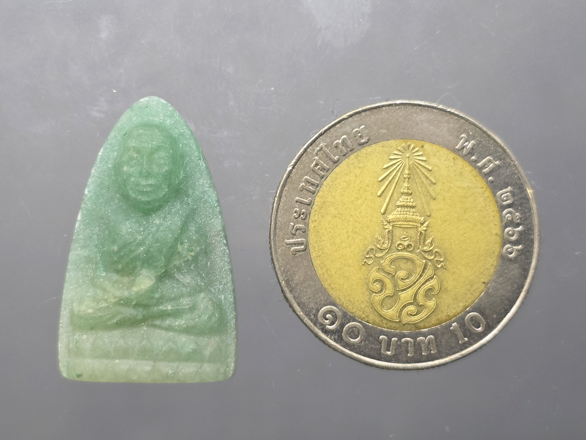 หลวงปู่ทวดหยก พิมพ์พระรอด หลังฝังหมุดทองคำแท้ วัดพะโคะ สมาคมชาวเพชรบุรีสร้าง ปี2543 พร้อมกล่องเดิม