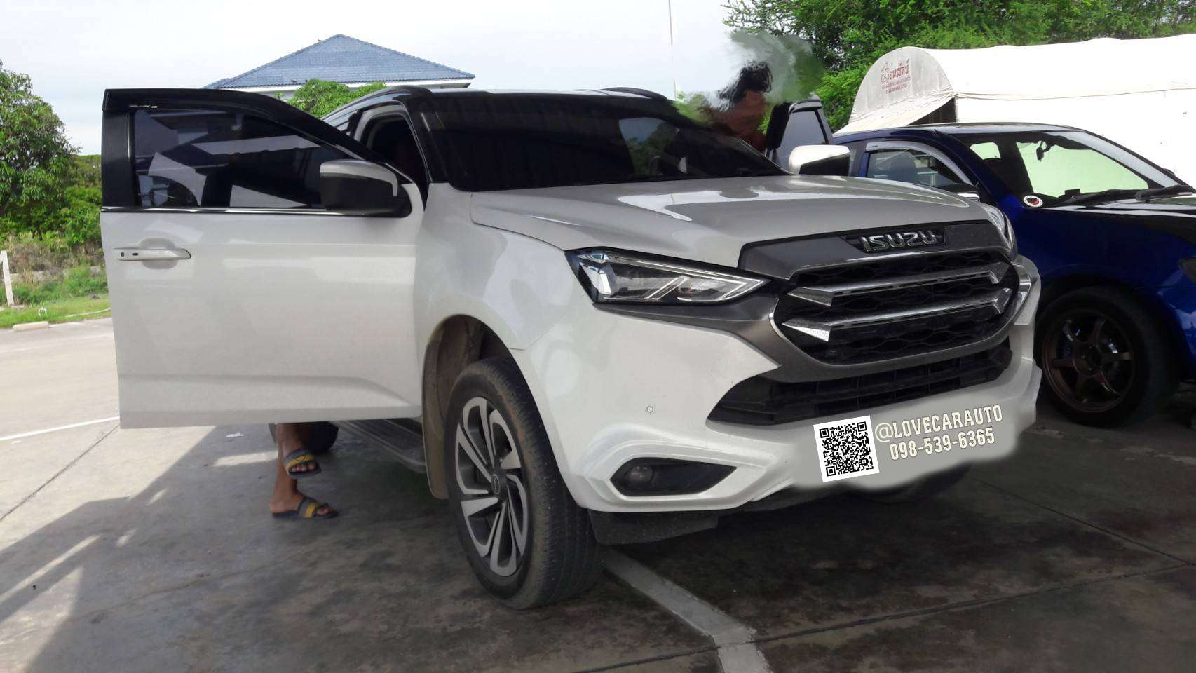 พรมปูพื้นรถยนต์ 6D ISUZU MU-X 2022 สีน้ำตาลเข้ม