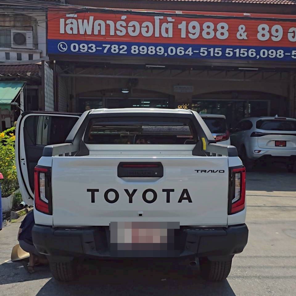 พรมปูพื้นรถยนต์ toyota travo 4ประตู พรมVVIPด้ายคู่ดำด้ายแดง