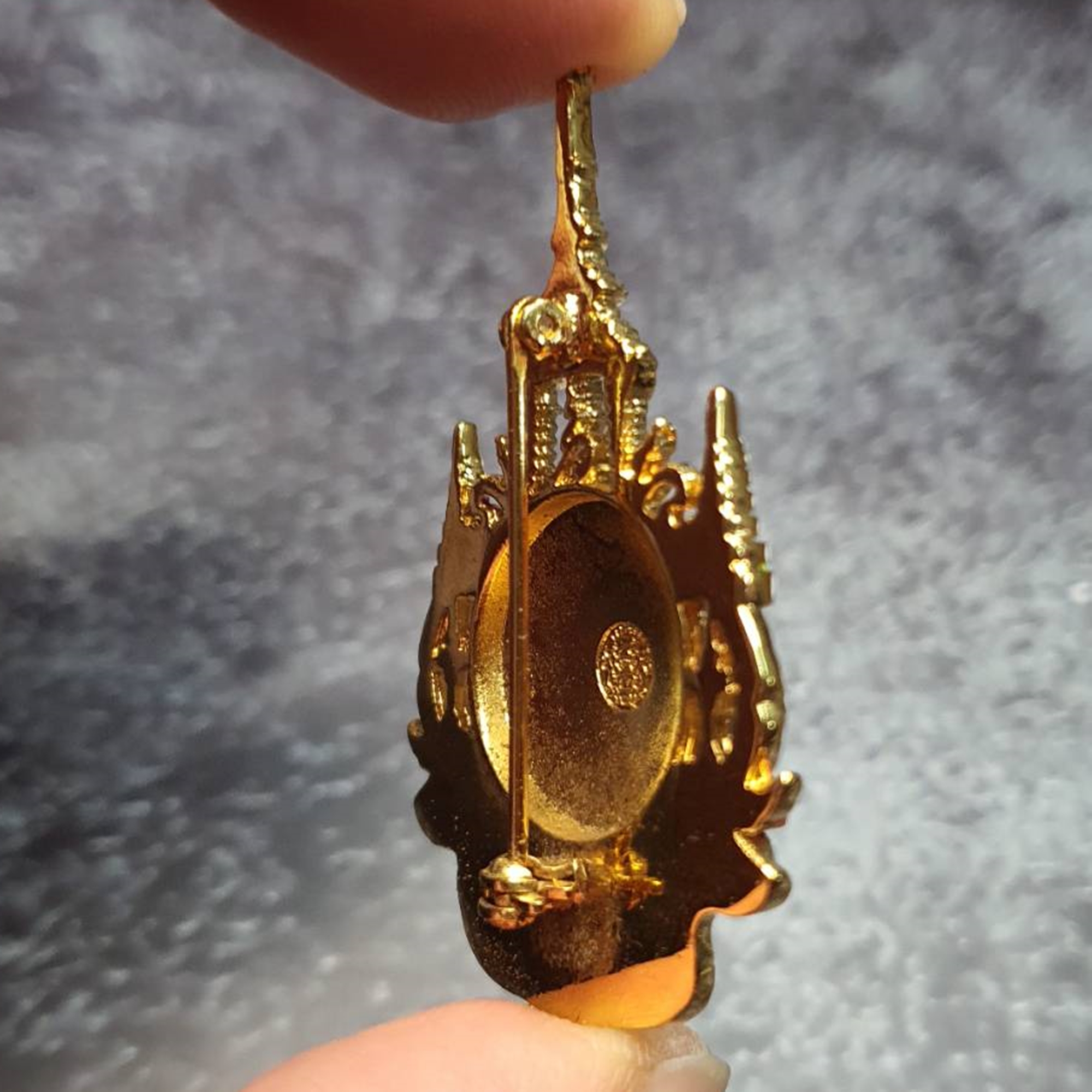 เข็มกลัด เข็มที่ระลึก ตราสัญลักษณ์รัชกาลที่9 ครบ 7 รอบ 2554 จัดทำโดย สำนักงานปลัดสำนักนายกรัฐมนตรี