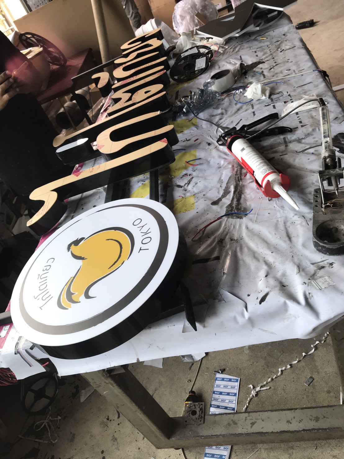 ป้ายไฟตัวอักษรออกหน้าขอบอลูมิเนียมสีดำ งานไก่โตเกียว