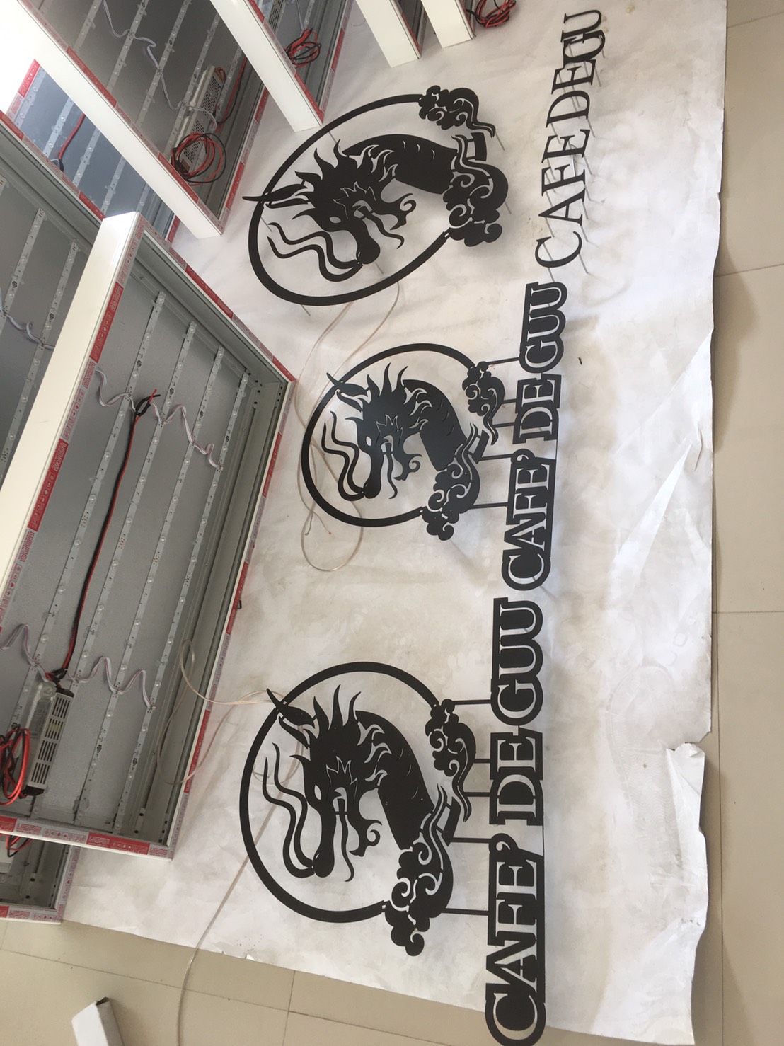 ป้ายไฟออกหลัง เลเซอร์เหล็กเป็นลายมังกร งาน CAFE DE GUU กูชาชัก