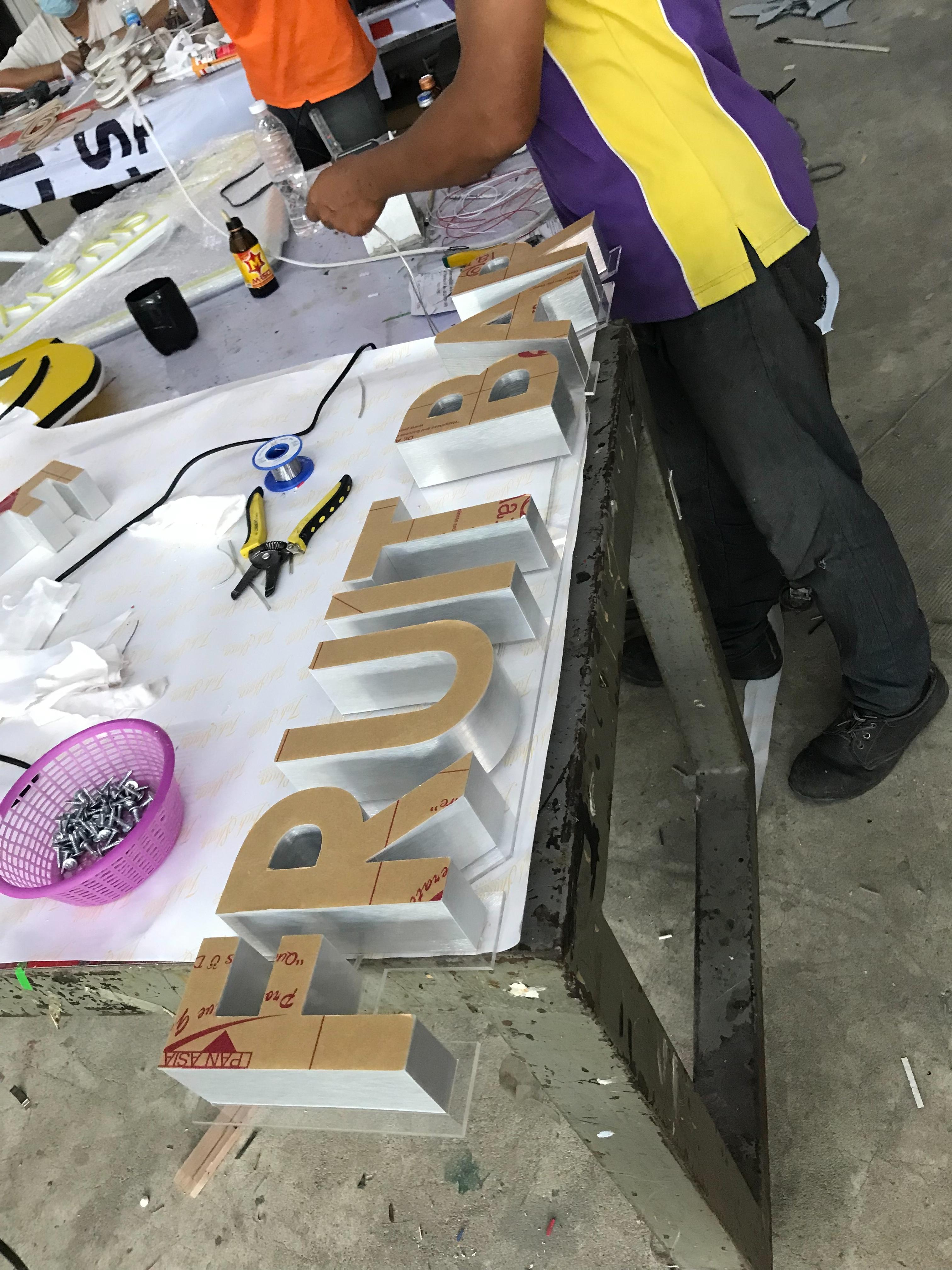 ป้ายไฟร้านอาหาร ป้ายไฟตัวหนังสือขอบอลูมิเนียม งานFRUIT BAR