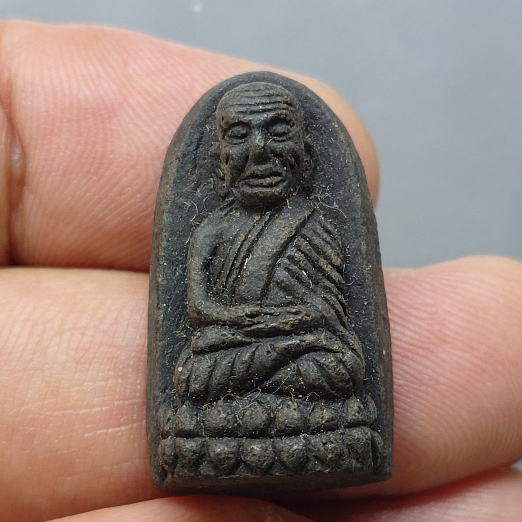 หลวงพ่อทวด พระนามาภิไธย สก. พิมพ์พระรอด เนื้อว่านคลุกรัก วัดห้วยมงคล ปี 2544 พร้อมกล่องเดิม