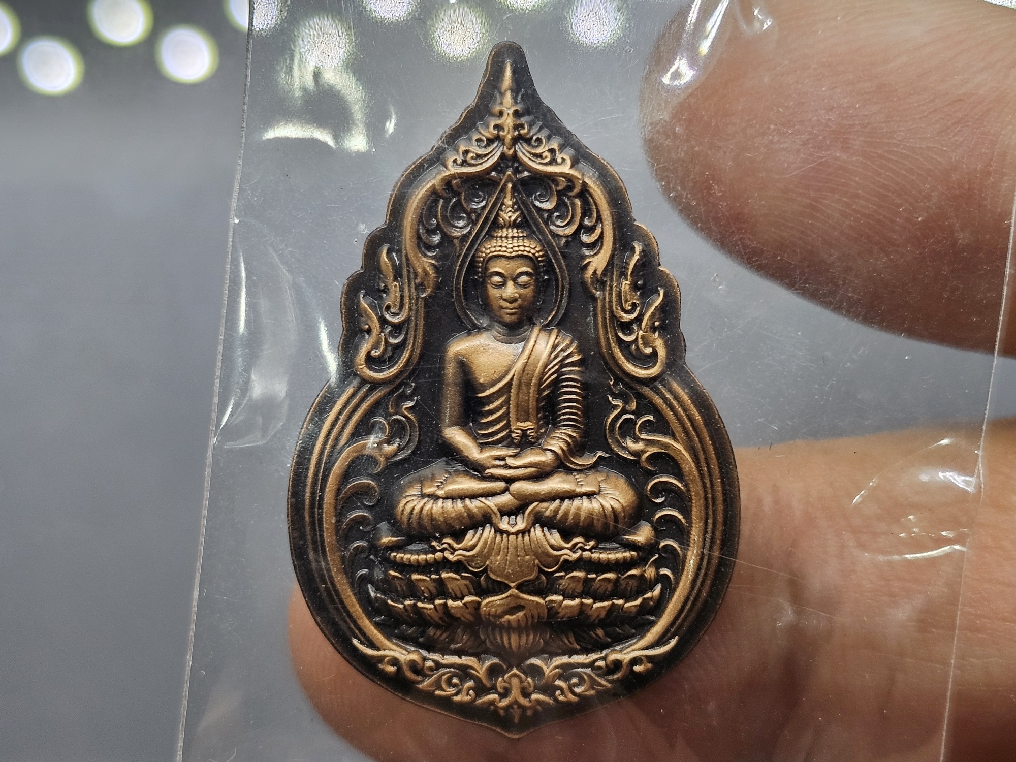 พระพุทธศรีมหาทรัพย์ เนื้อทองแดงรมดำซาติน ออกแบบและสร้างโดย อารย์ธีระวัฒน์ คะนะมะ (ศิลปินพระมหาชนก) พ.ศ.2561 พร้อมกล่องเดิม ใบเซอร์