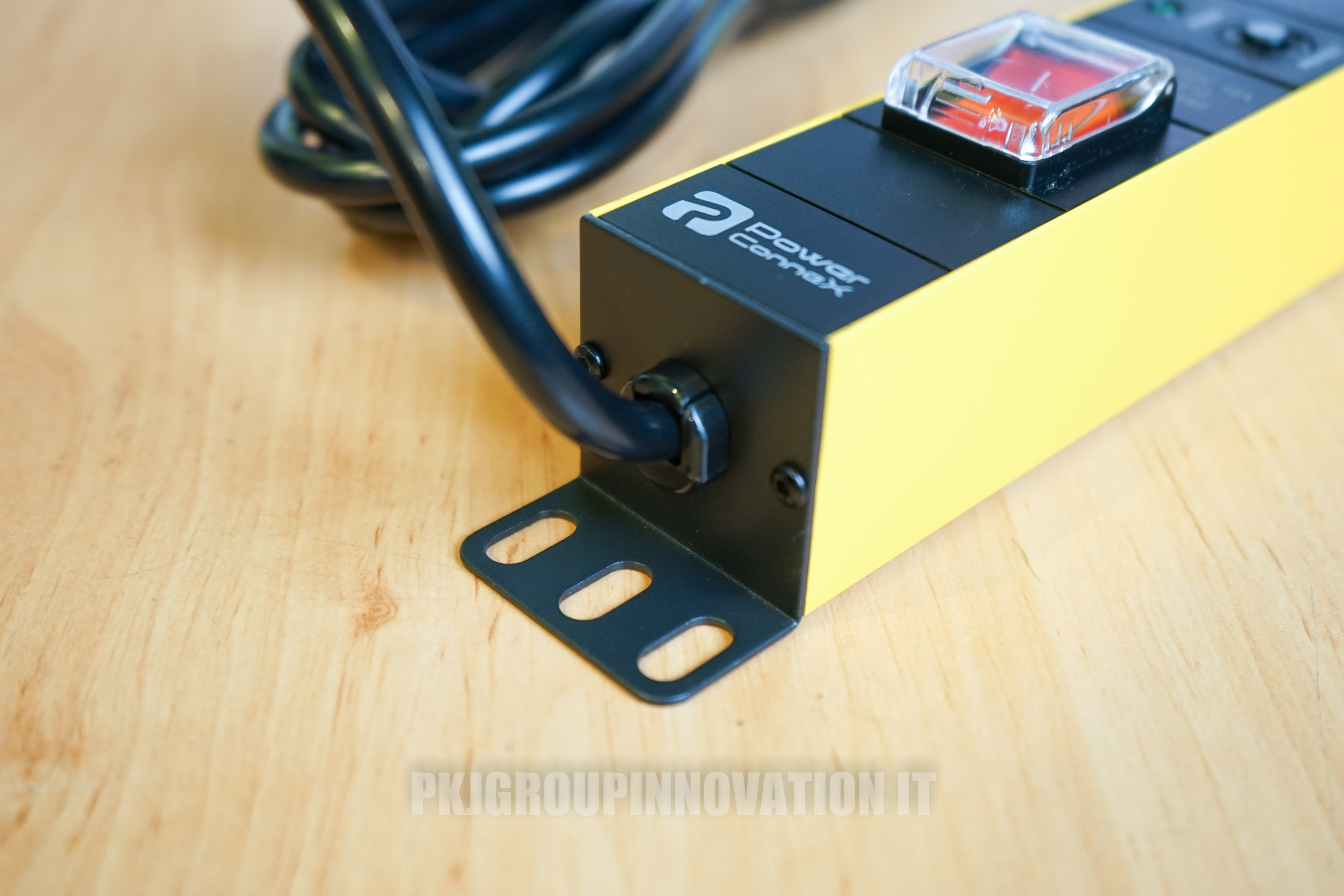 ปลั๊กไฟมือหนึ่ง PowerConneX PXC5PVTTS-TS12 กันไฟฟ้าลัดวงจร กันฟ้าผ่า 12 ช่อง (ในภาพคือสินค้าตัวอย่าง)