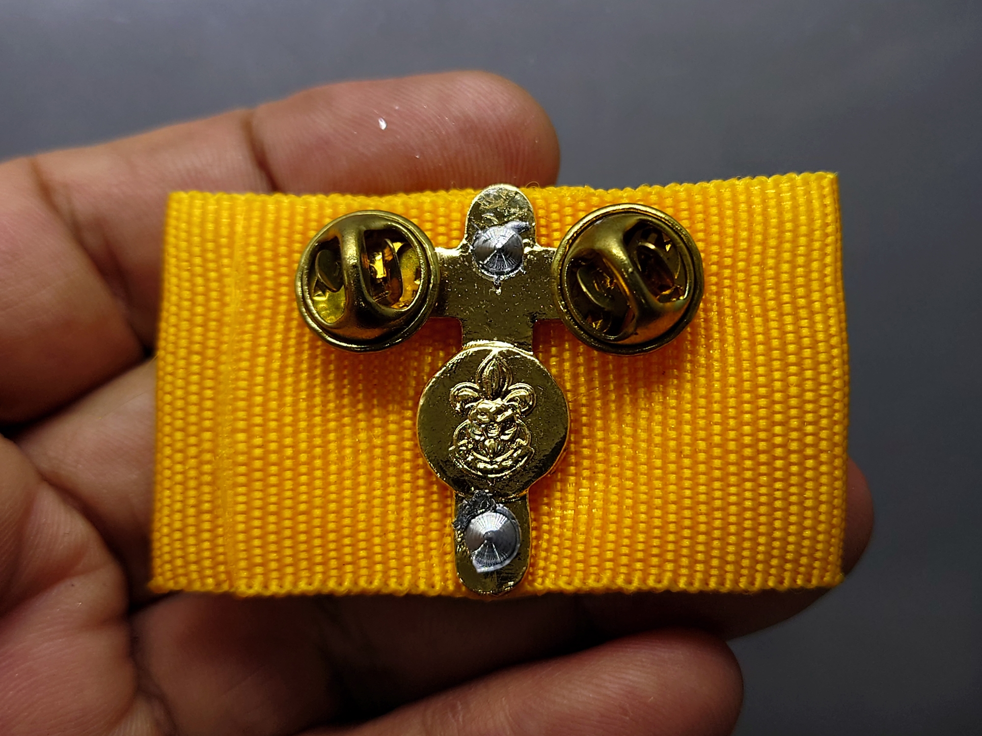 เข็มกาญจนาภิเษกบนผ้าแพรสีเหลือง จัดสร้างในวโรกาส 75 พรรษา รัชกาลที่9 ปี2545 พร้อมตลับเดิม ประกันแท้