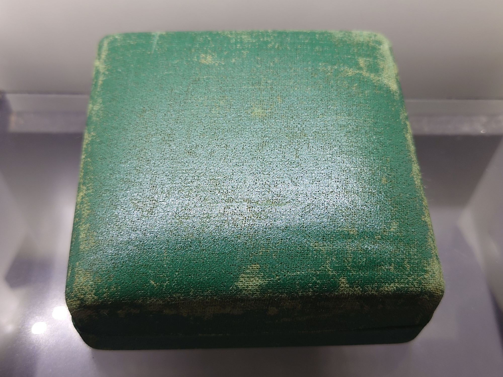 เหรียญที่ระลึกพระราชทานโรงพยาบาลศิริราช ครบ 108 ปี เนื้อทองแดงรมดำ ขนาด 7 เซน ปี2539 พร้อมกล่องเดิม